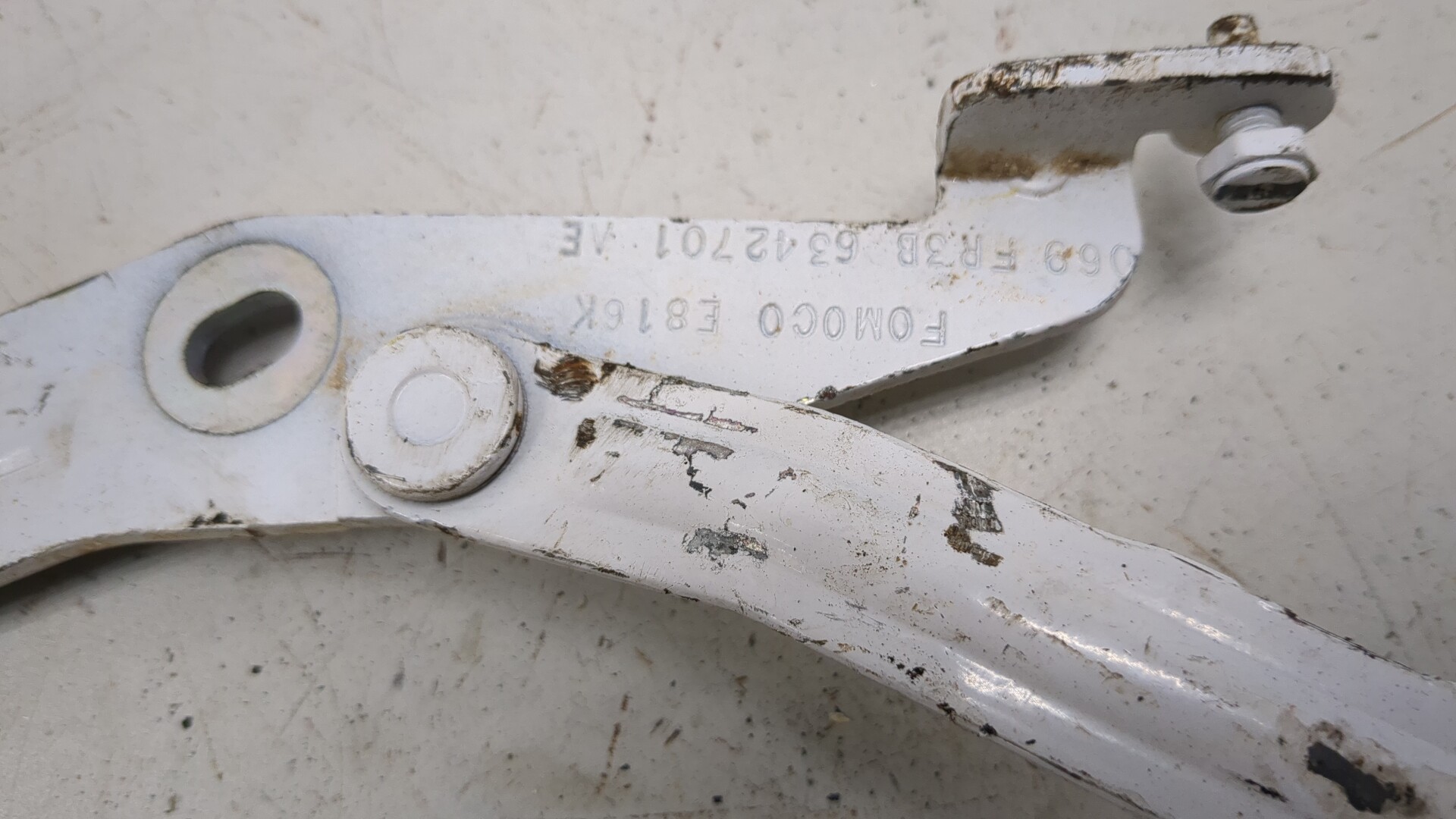 Петля капота левая