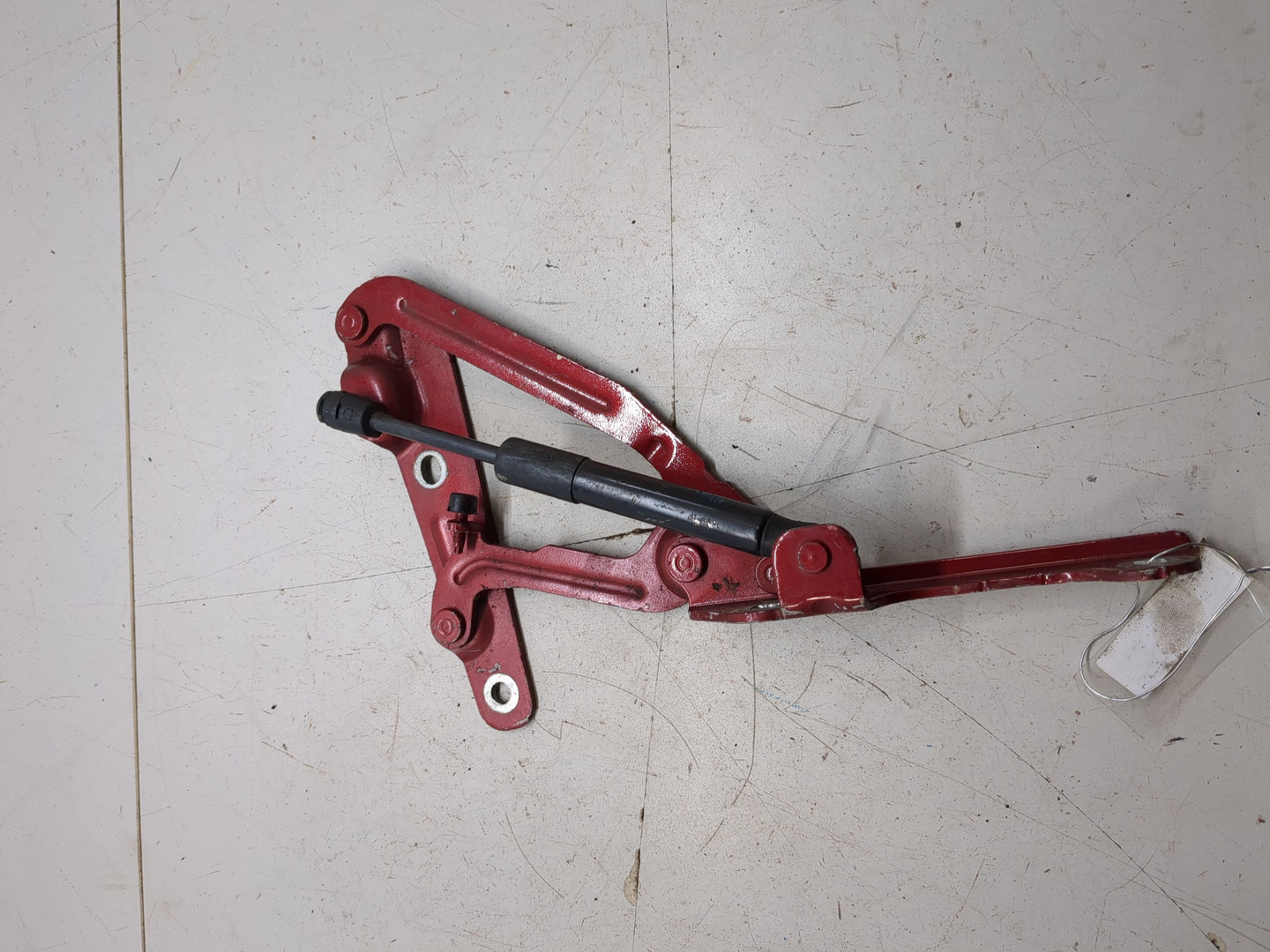 Петля крышки багажника