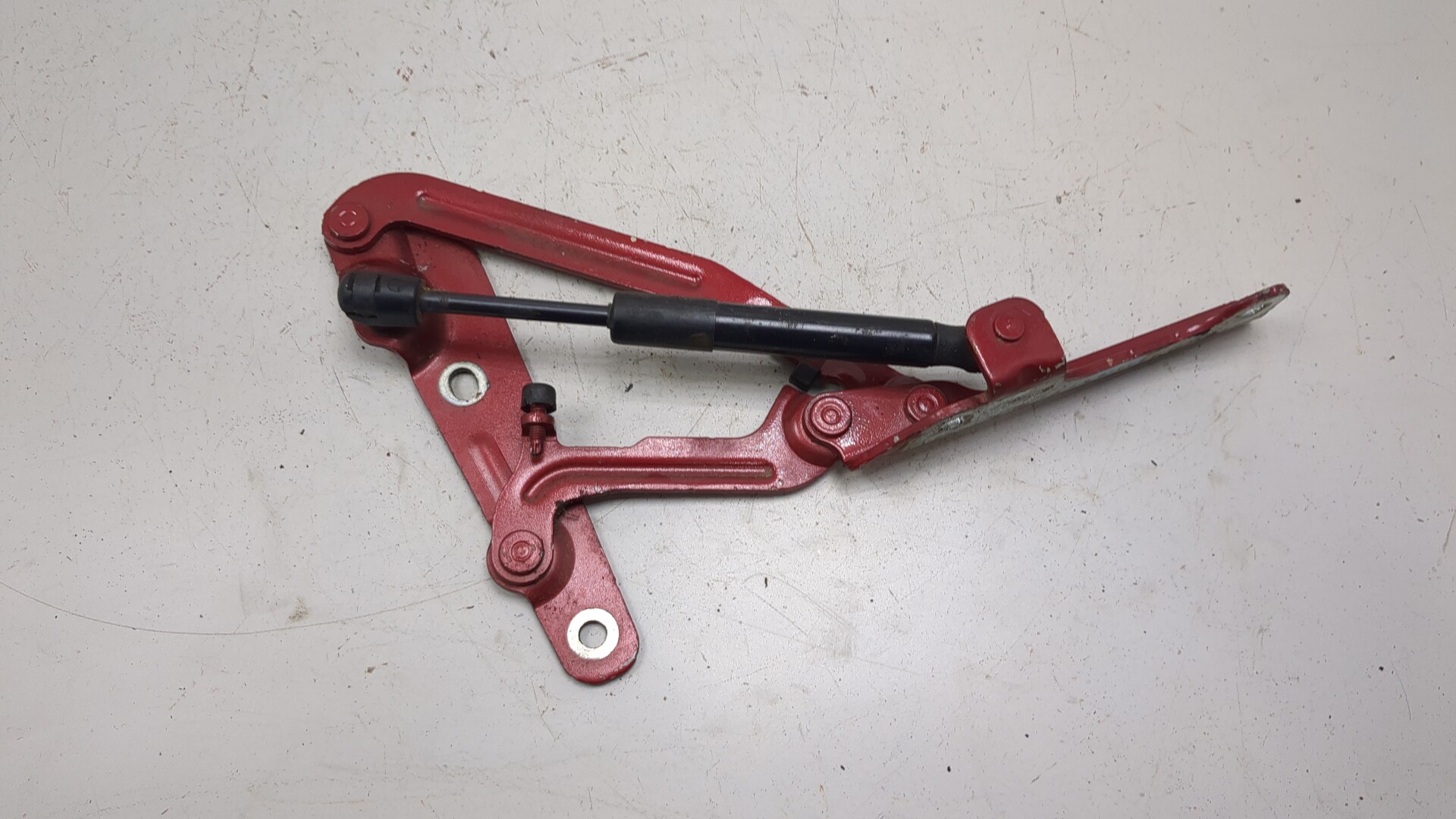 Петля крышки багажника