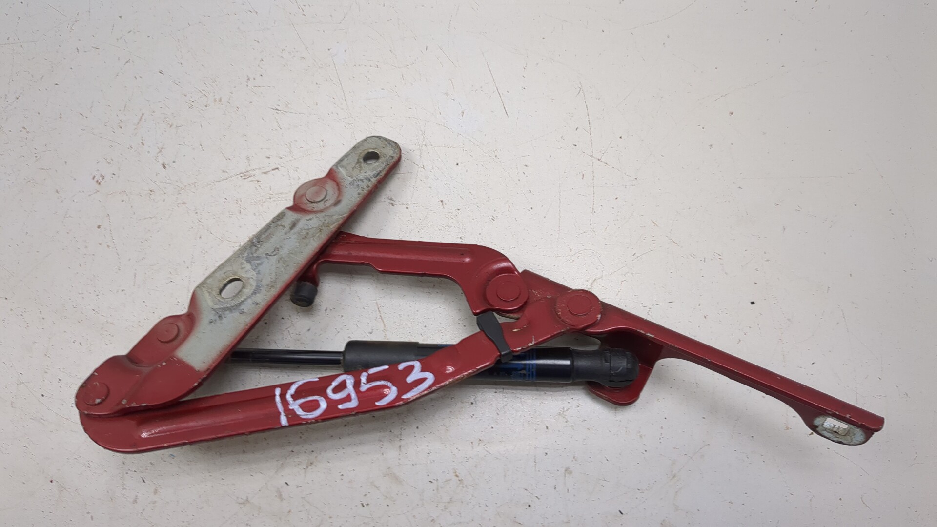 Петля крышки багажника