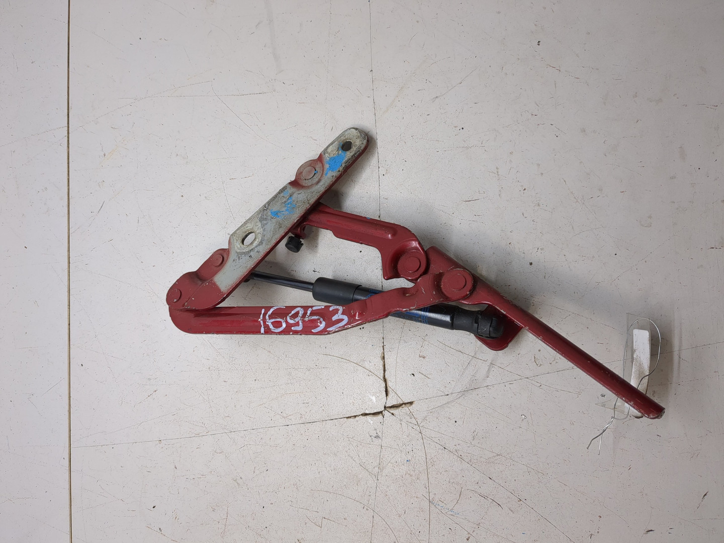 Петля крышки багажника