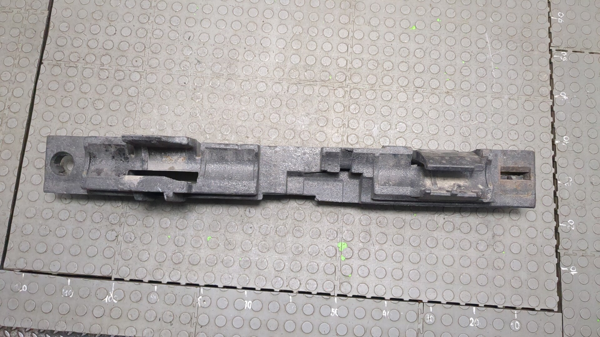 Усилитель заднего бампера