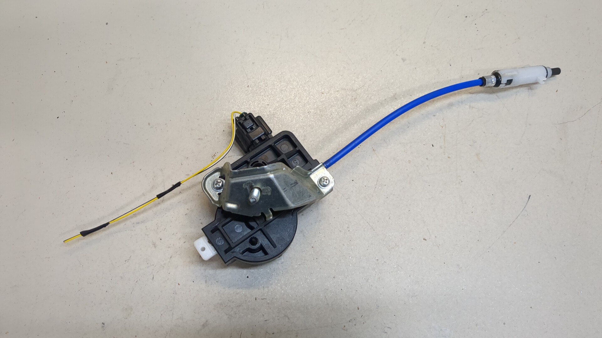 Активатор замка крышки бензобака