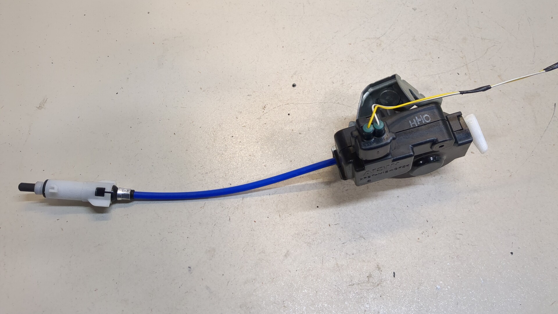 Активатор замка крышки бензобака