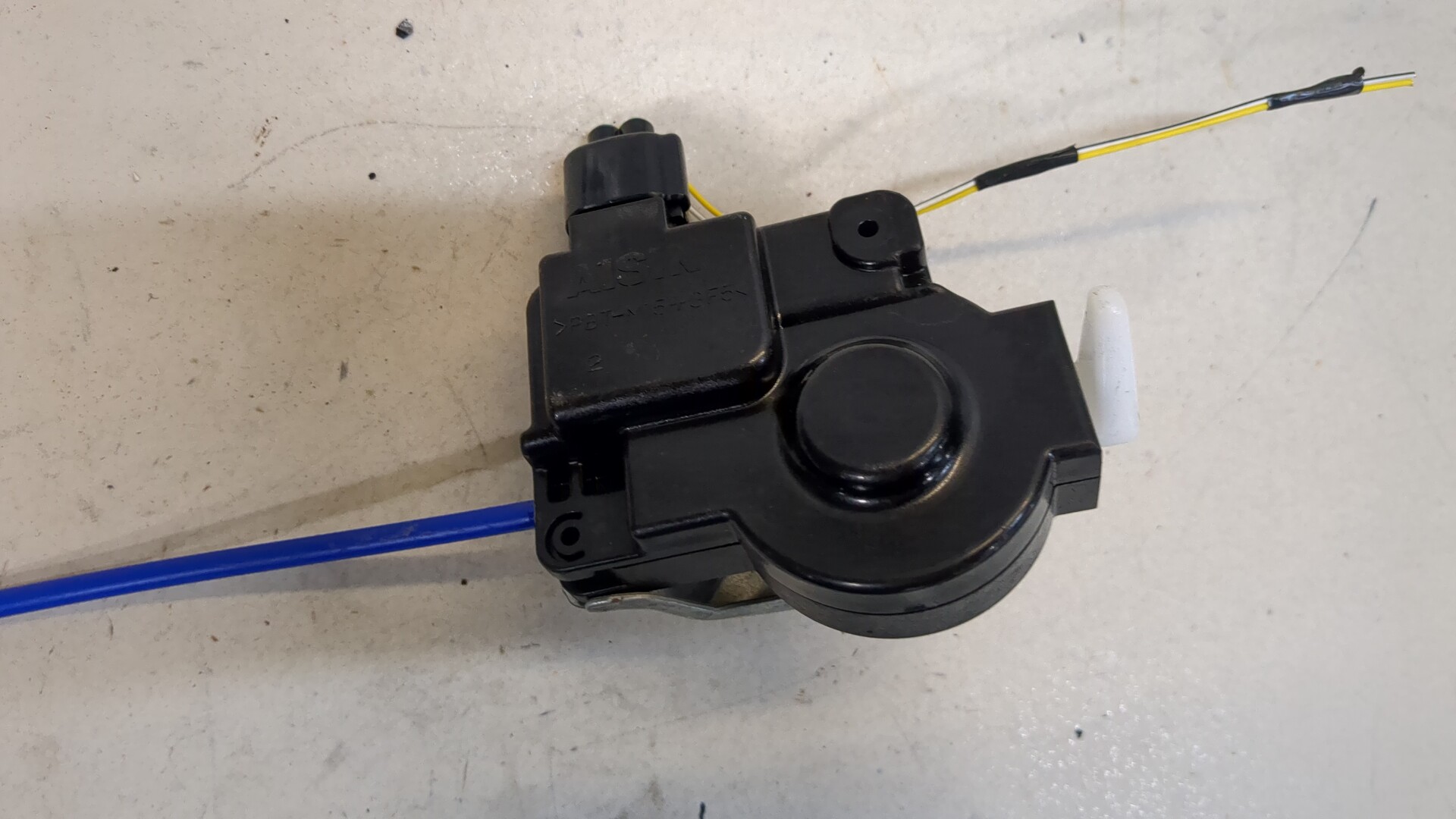 Активатор замка крышки бензобака