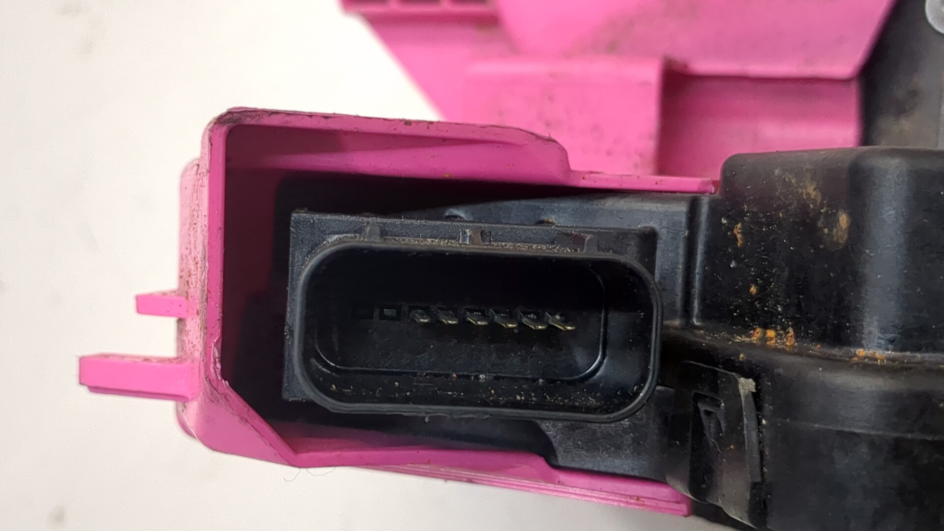 Замок двери передней левой