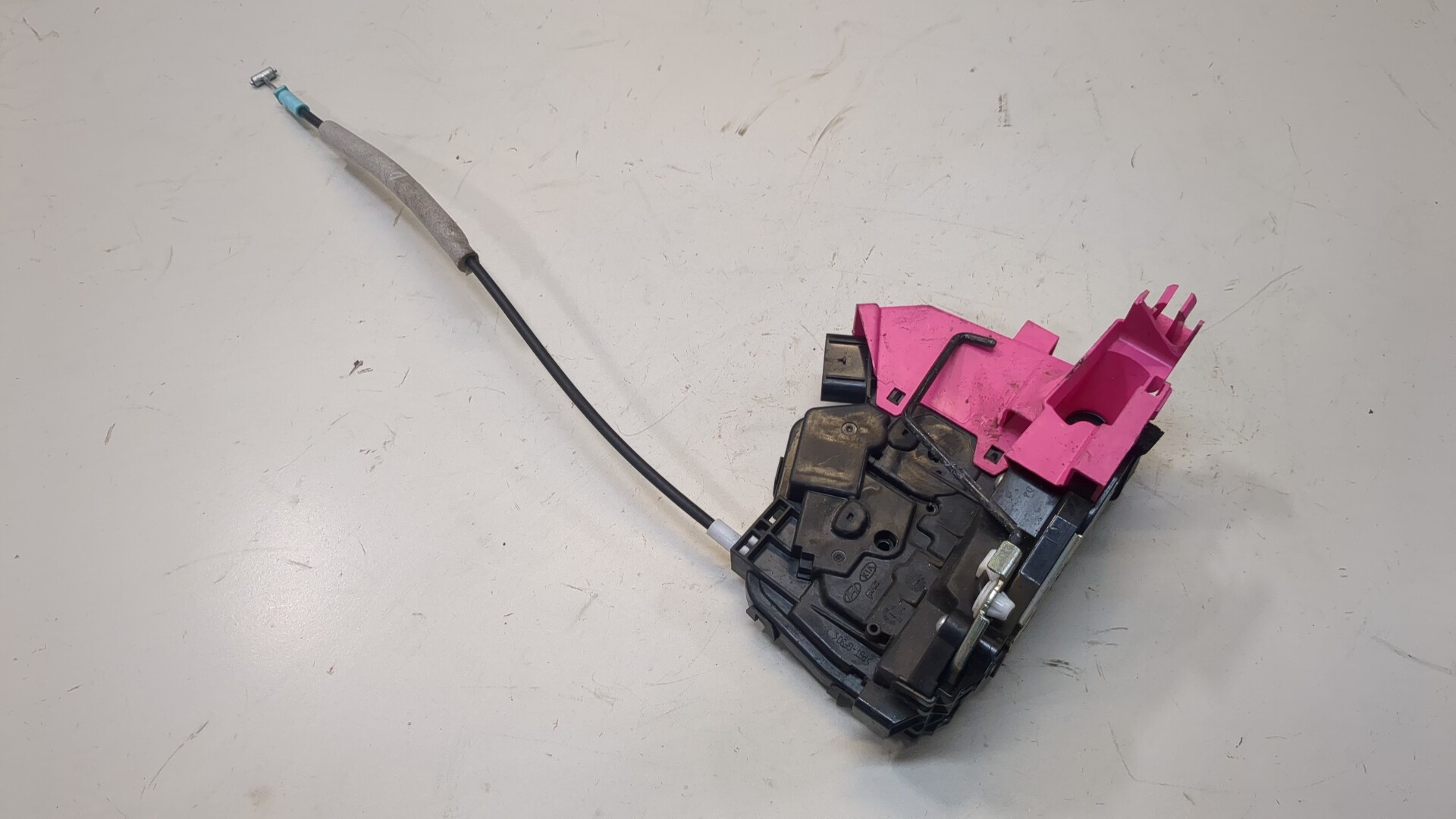 Замок двери передней левой