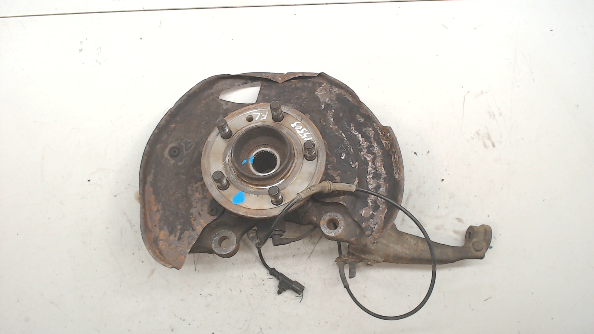 Кулак поворотный передний левый