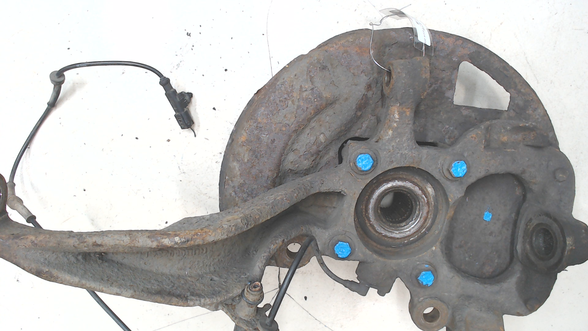 Кулак поворотный передний левый