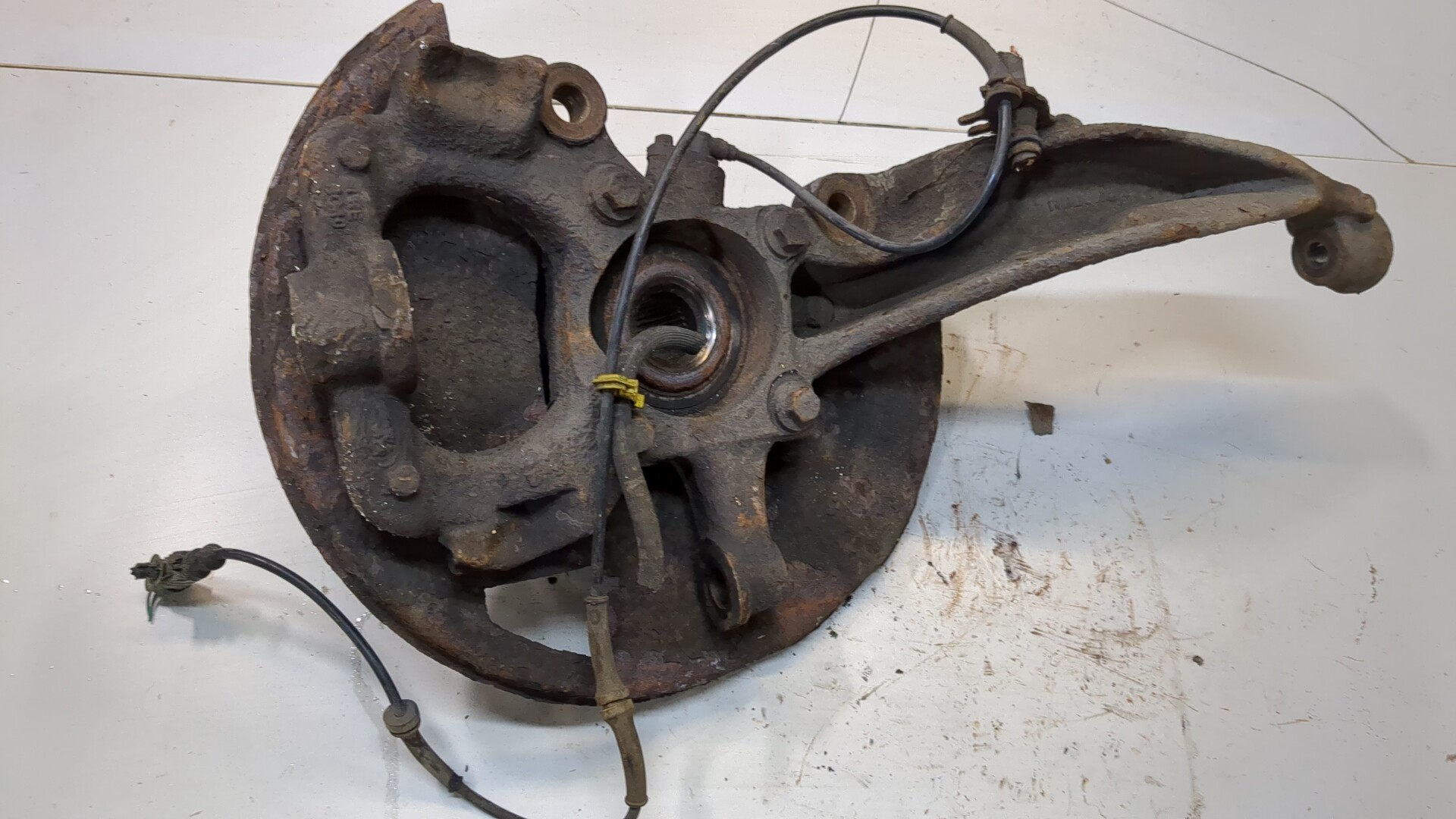 Кулак поворотный передний левый