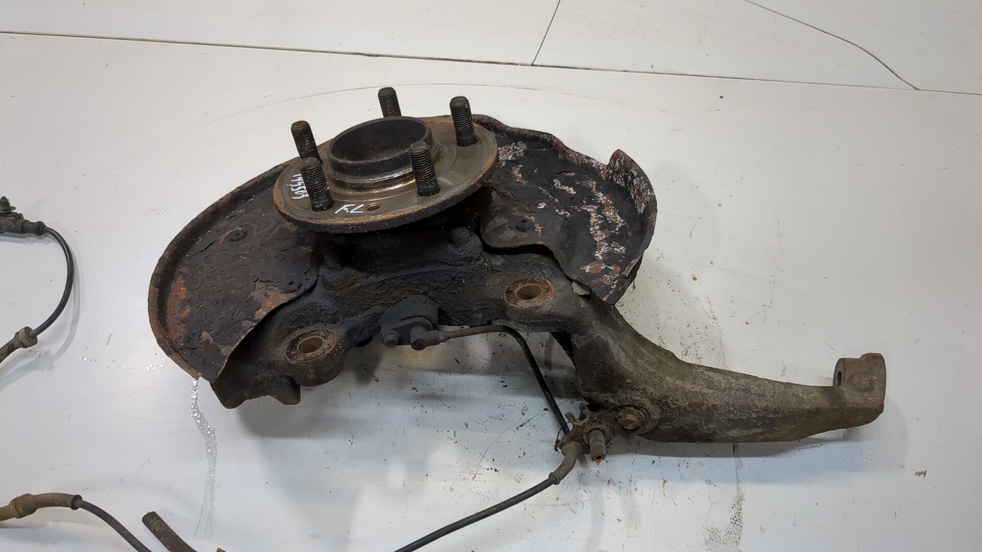 Кулак поворотный передний левый