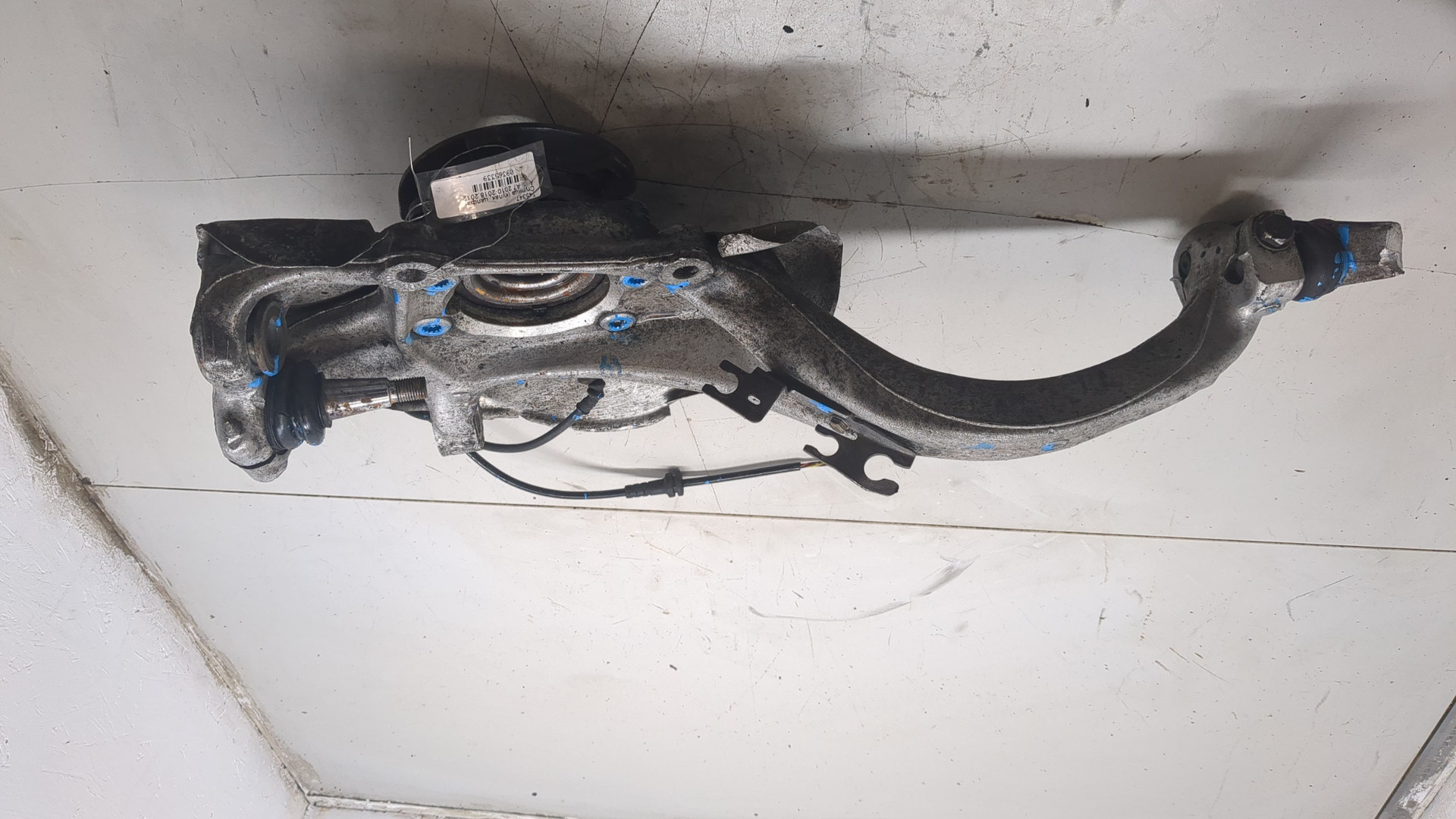 Кулак поворотный передний левый