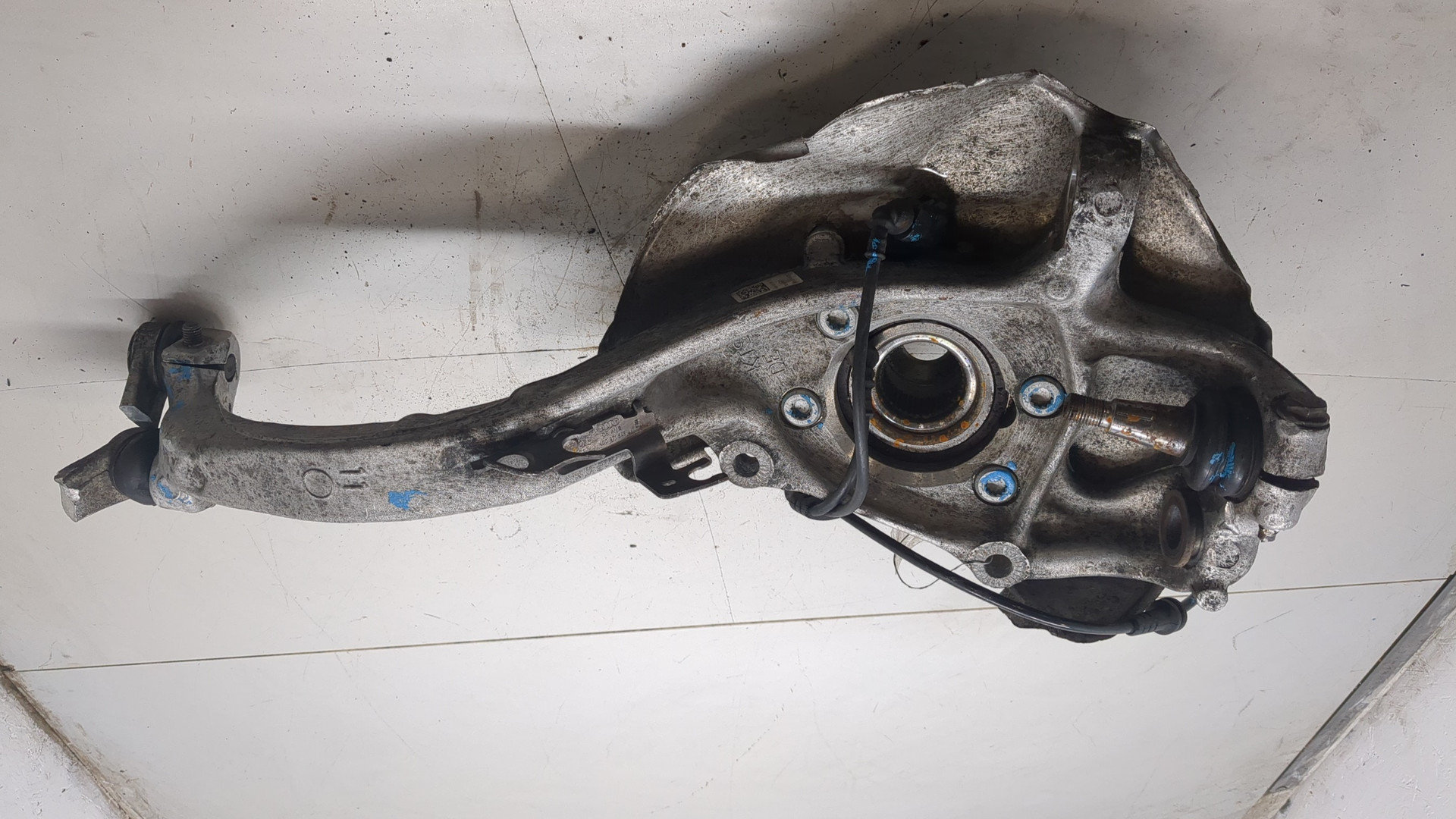 Кулак поворотный передний левый