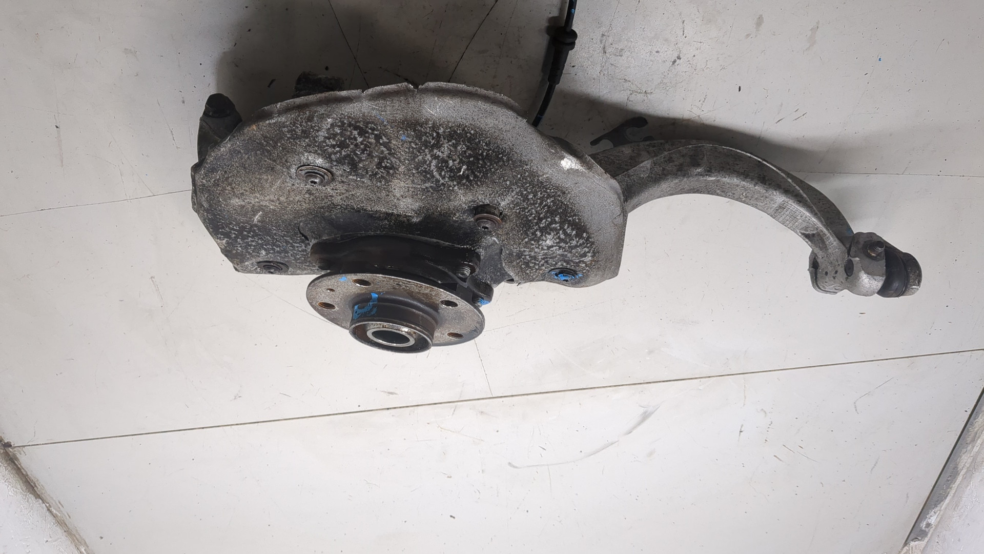 Кулак поворотный передний левый