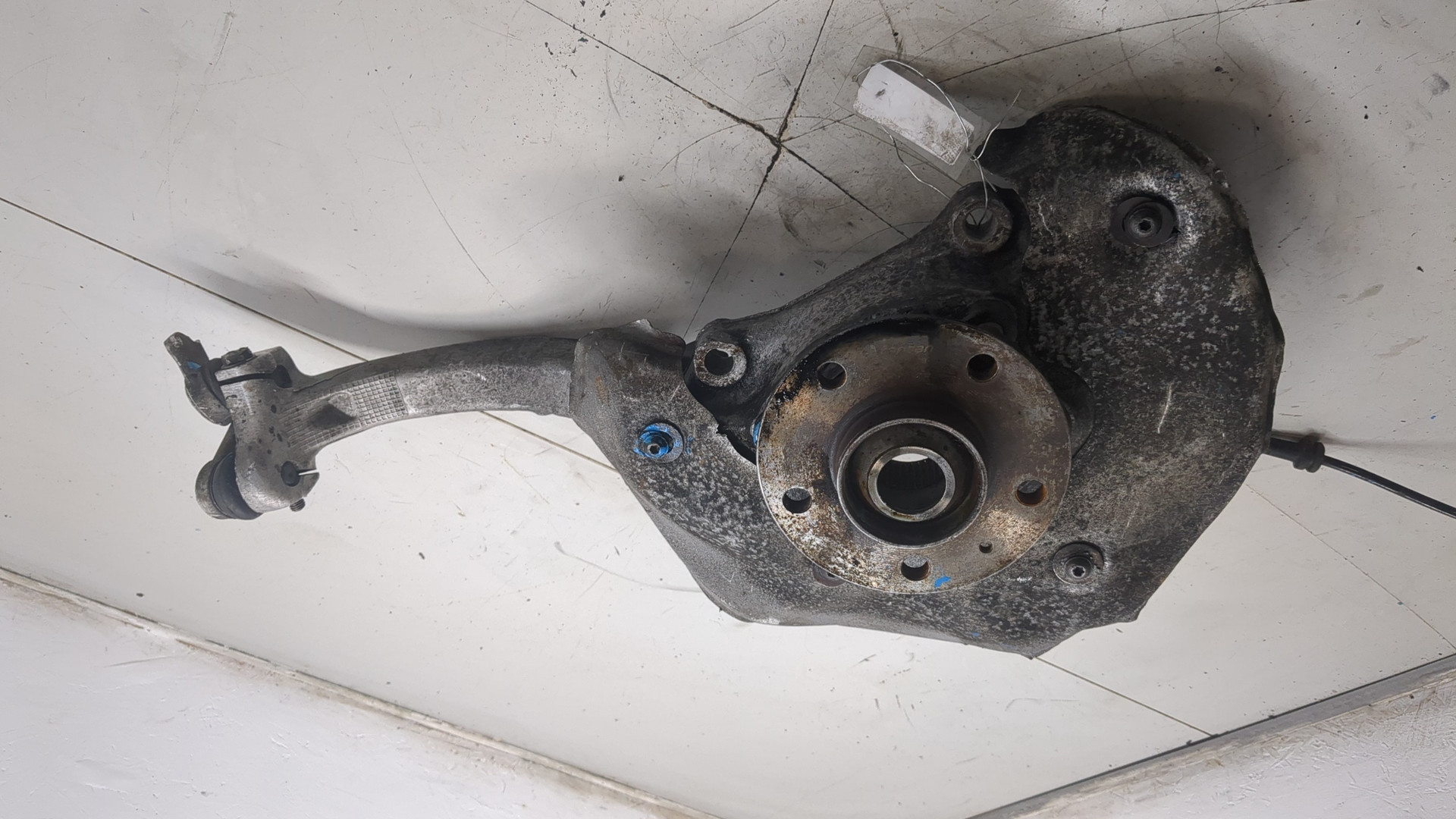 Кулак поворотный передний левый