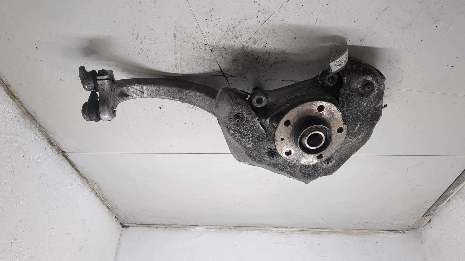 Кулак поворотный передний левый