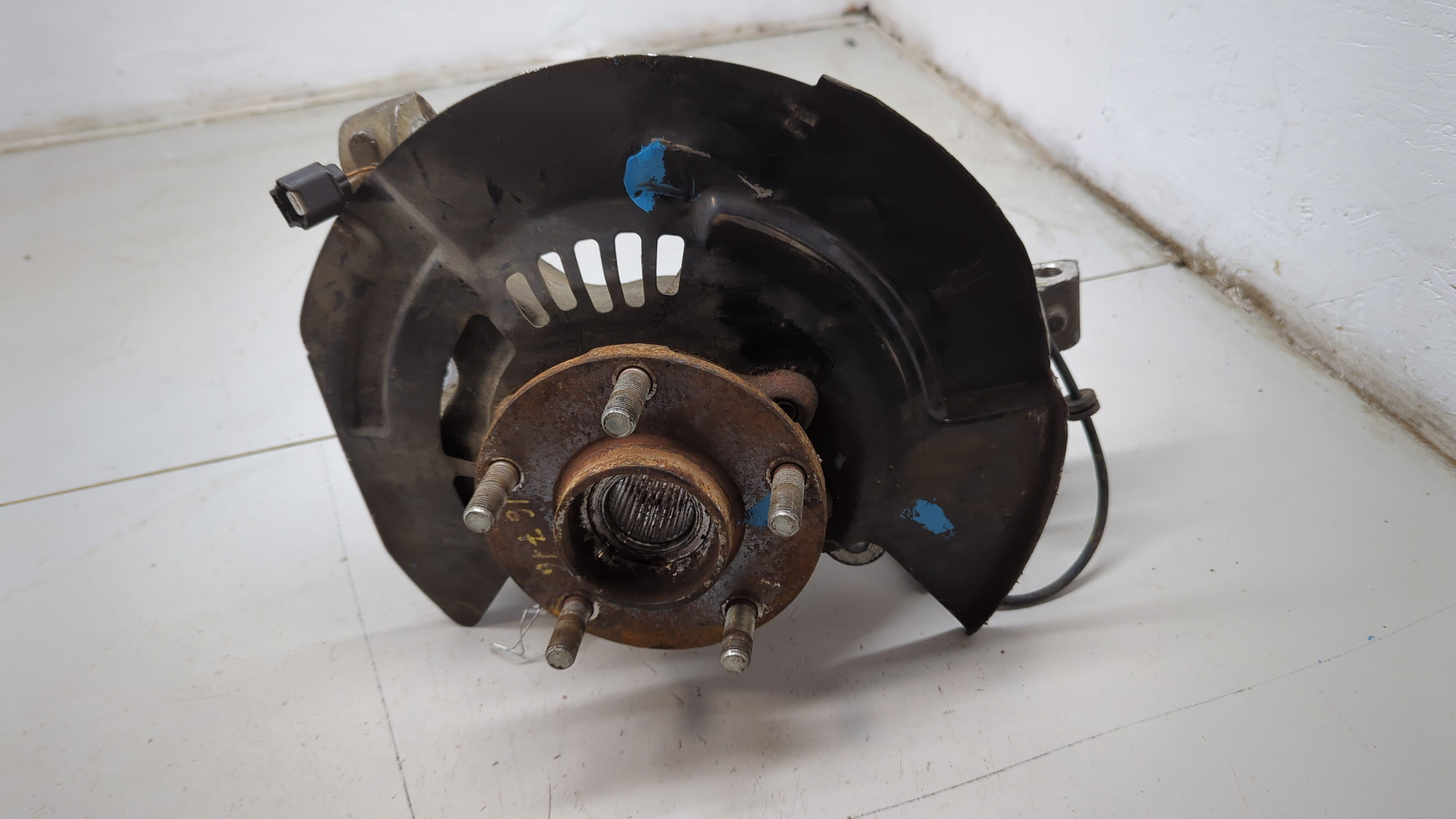 Кулак поворотный передний правый