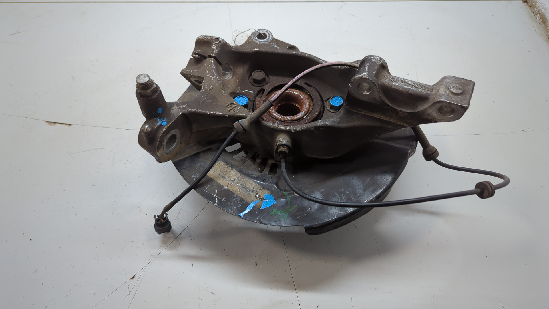 Кулак поворотный передний правый