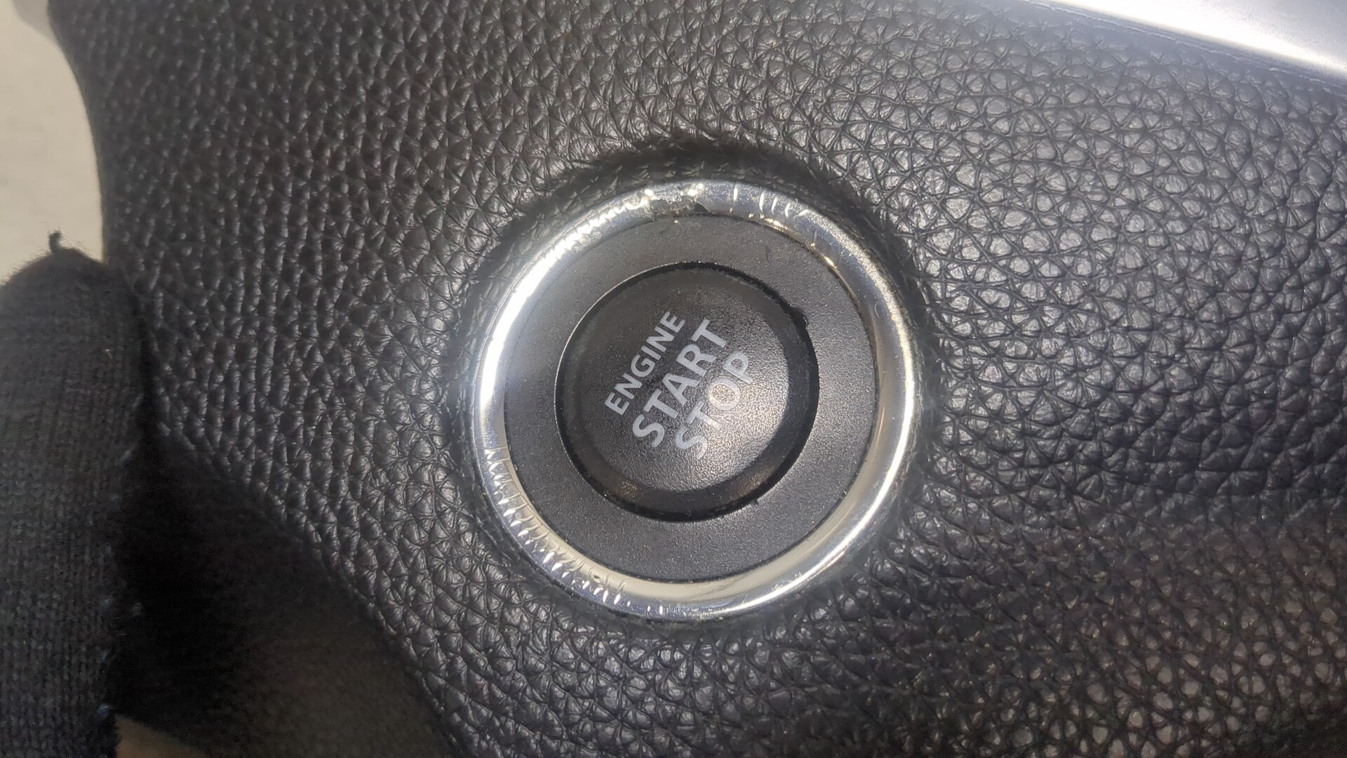 Кнопка запуска двигателя