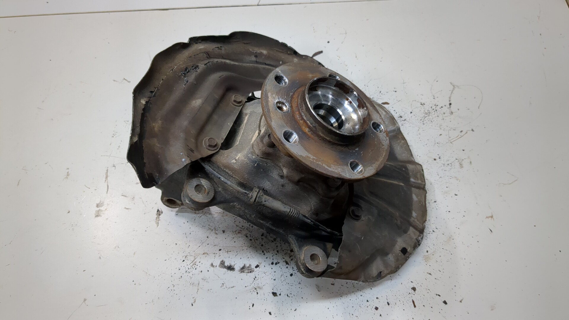 Кулак поворотный передний правый