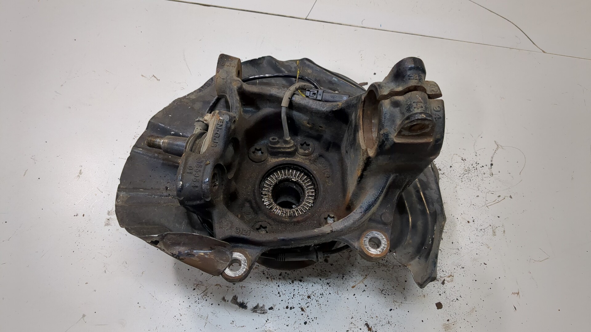 Кулак поворотный передний правый