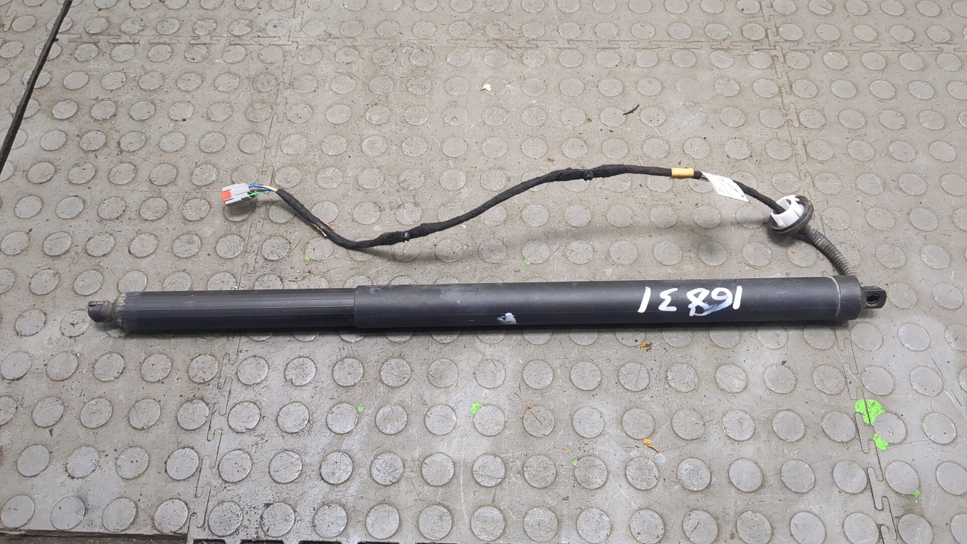 Амортизатор крышки багажника