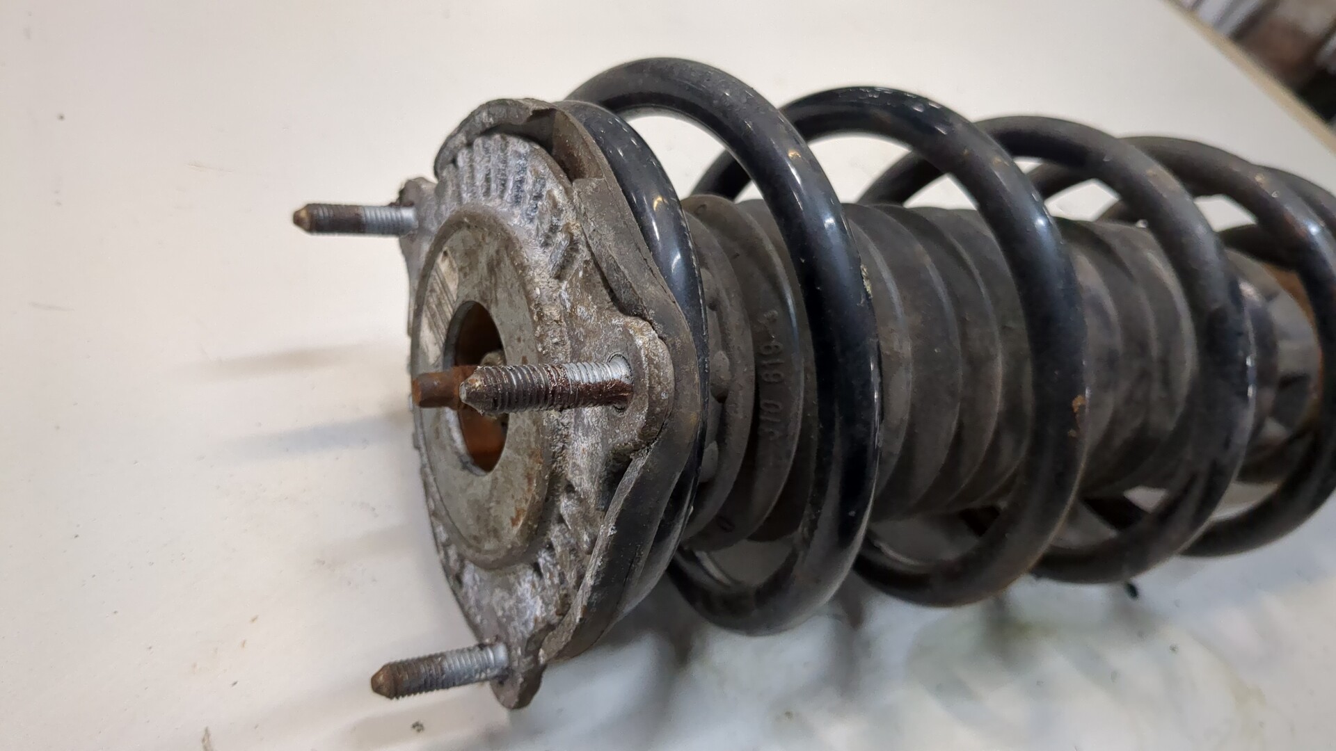 Амортизатор передний