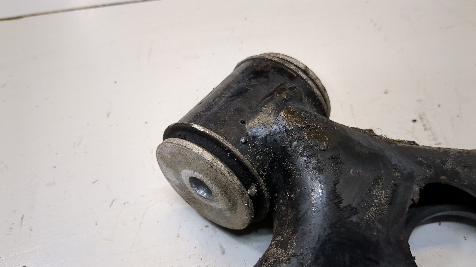 Рычаг передний правый