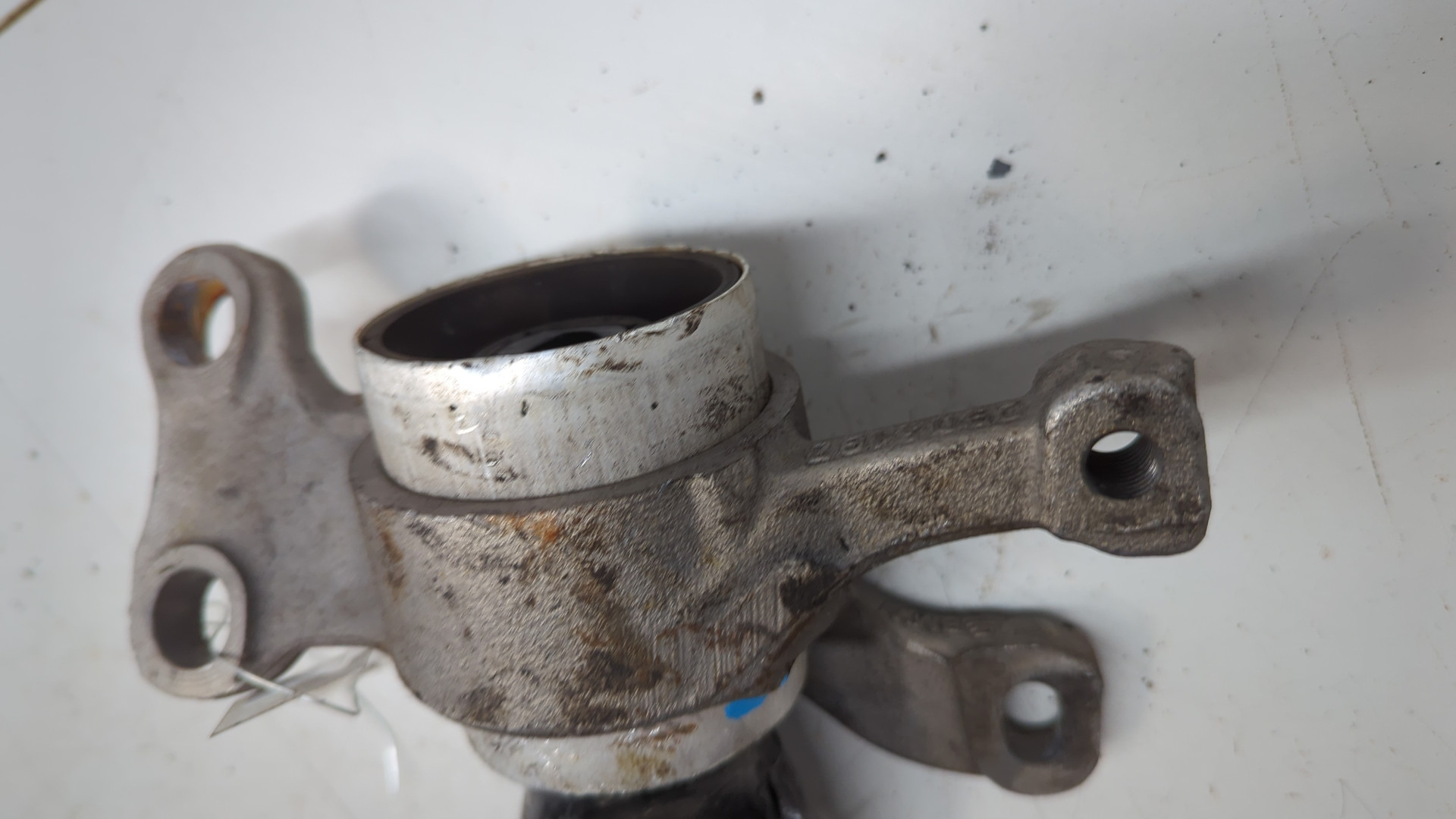 Рычаг передний правый