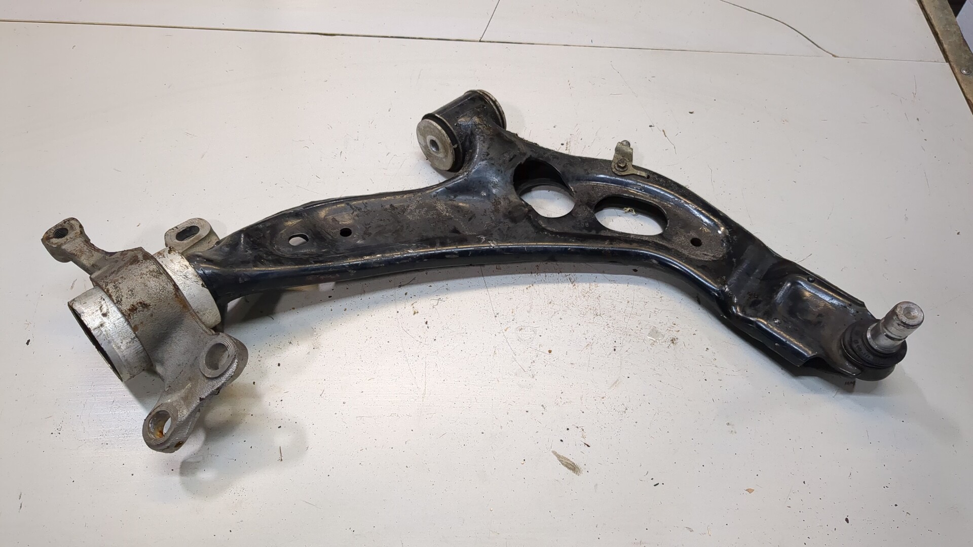 Рычаг передний правый