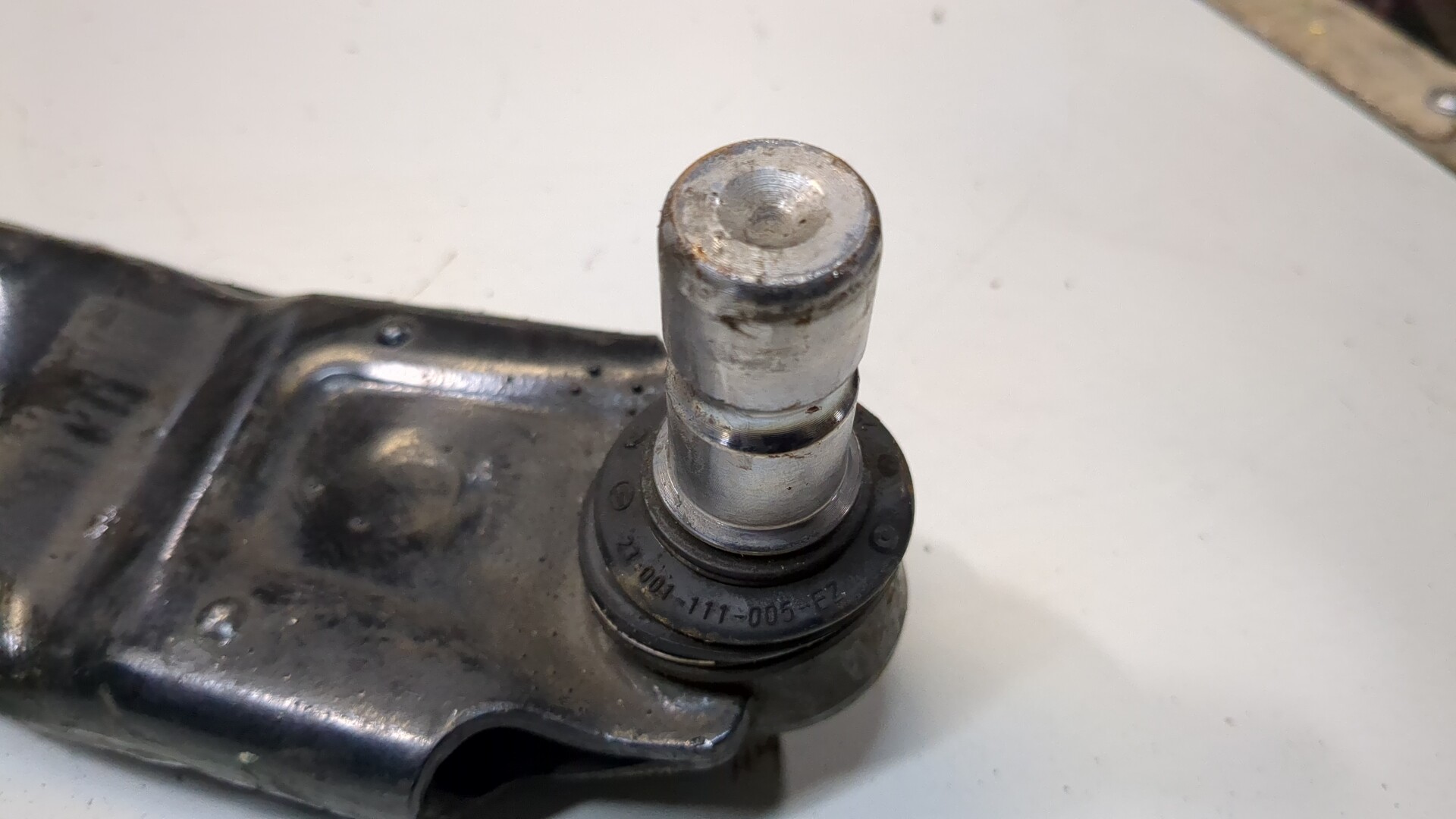 Рычаг передний правый