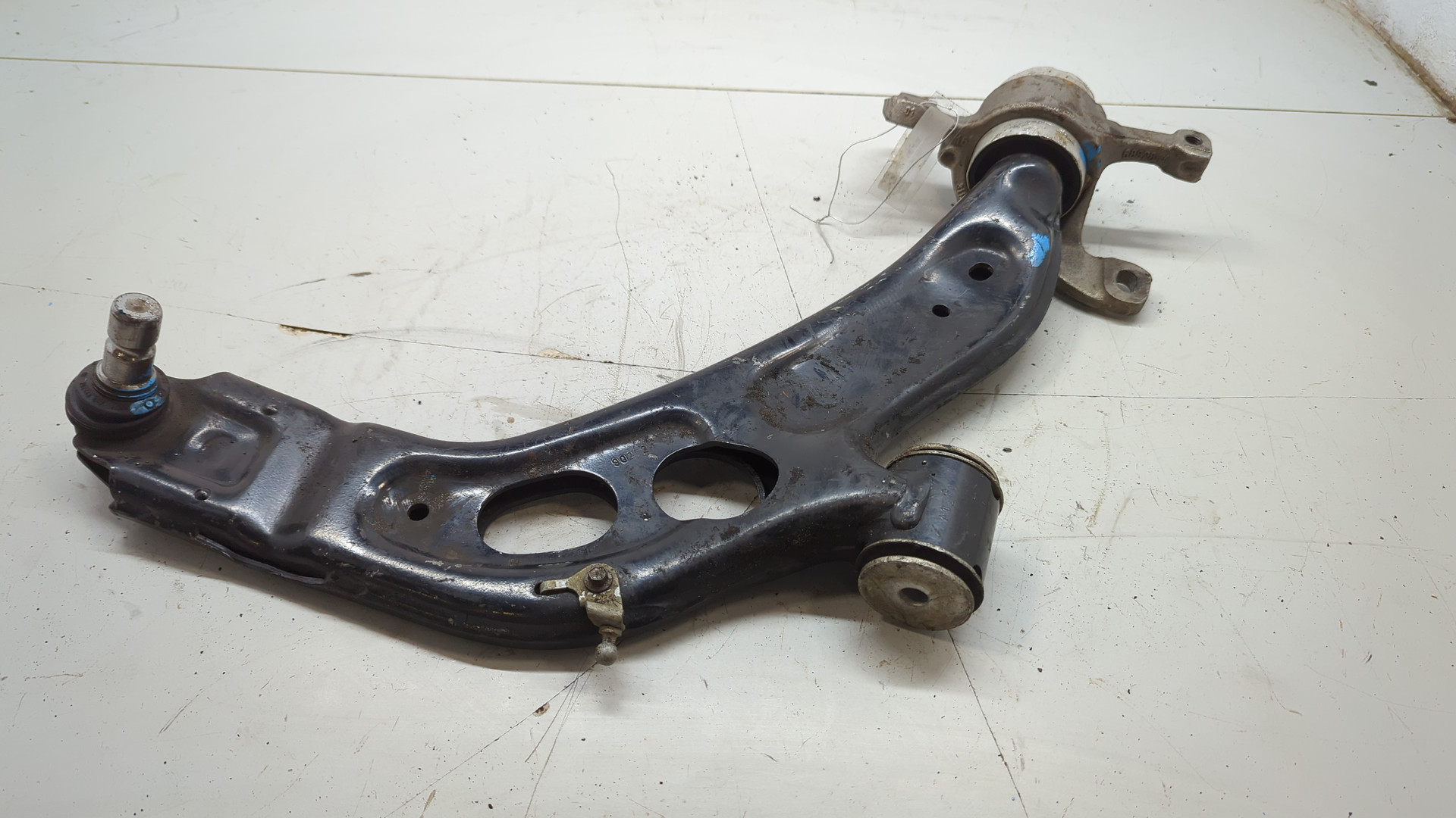 Рычаг передний правый