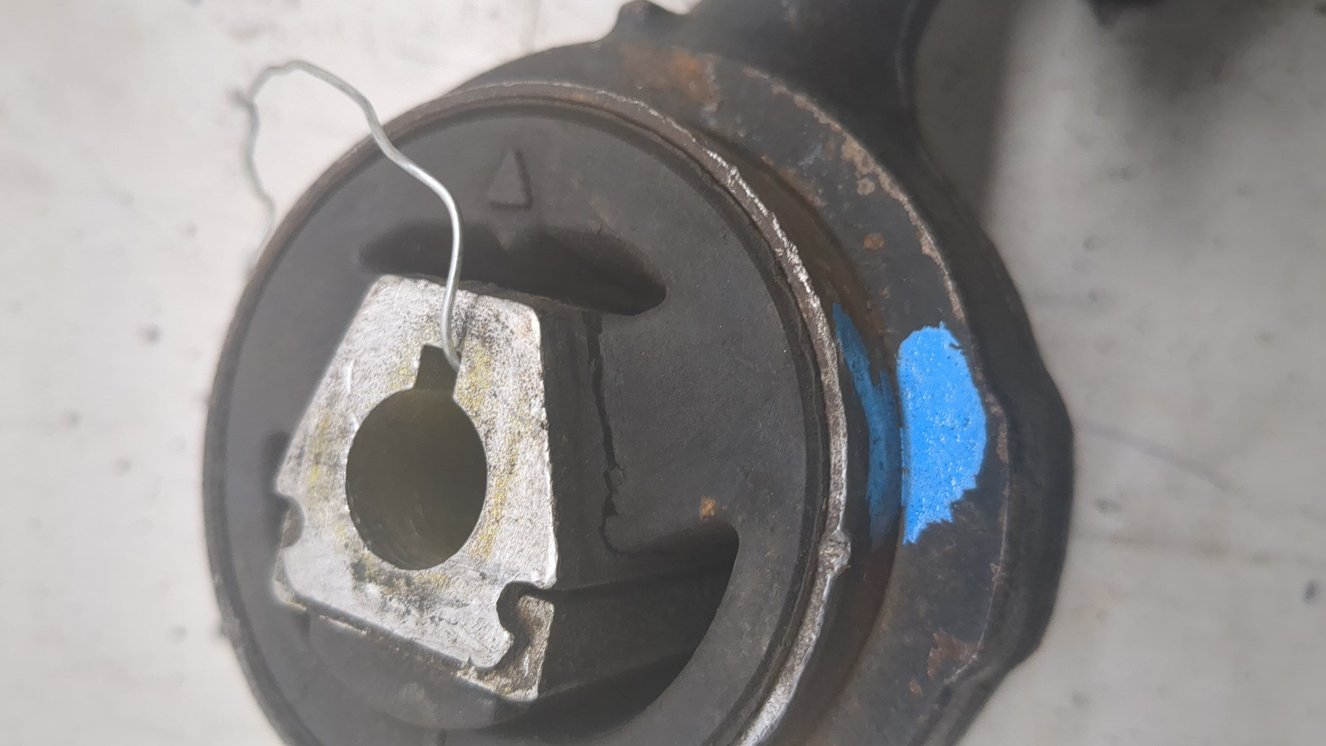 Рычаг передний левый