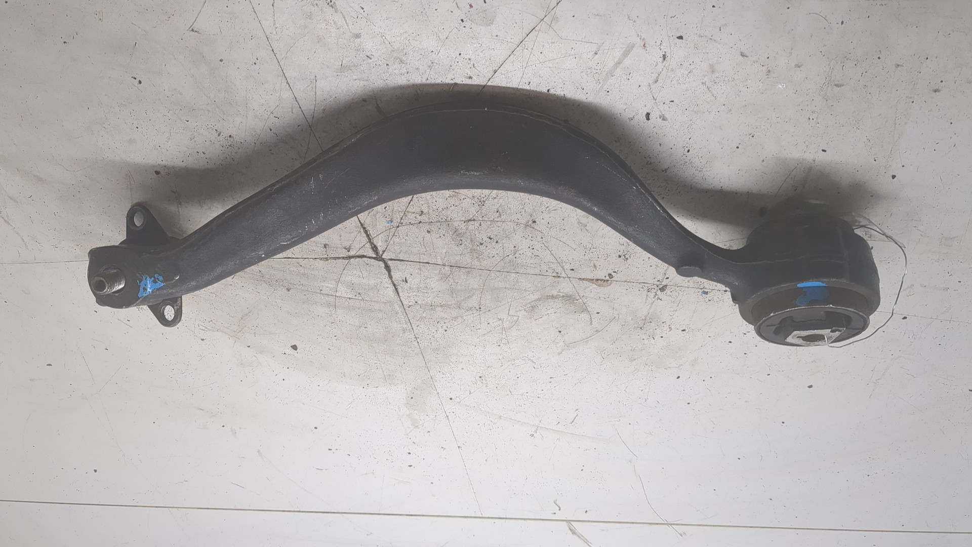 Рычаг передний левый