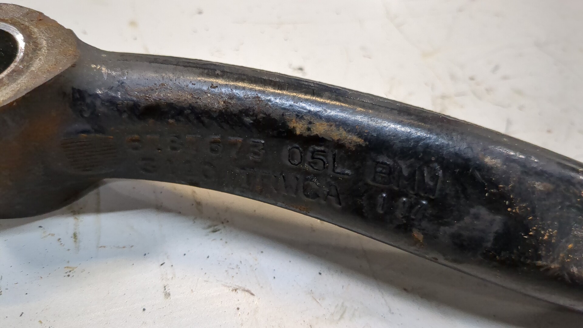 Рычаг передний левый