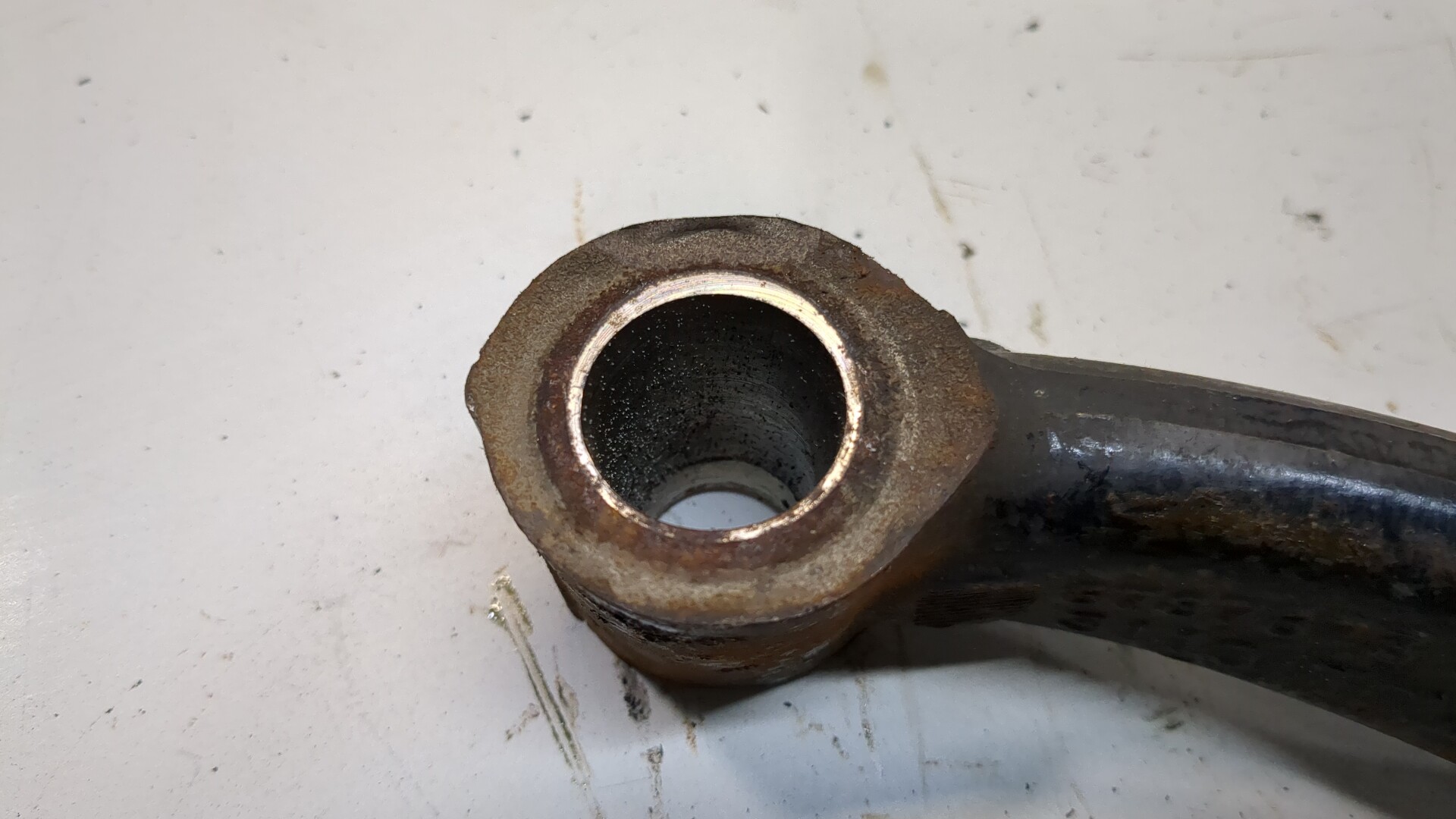 Рычаг передний левый