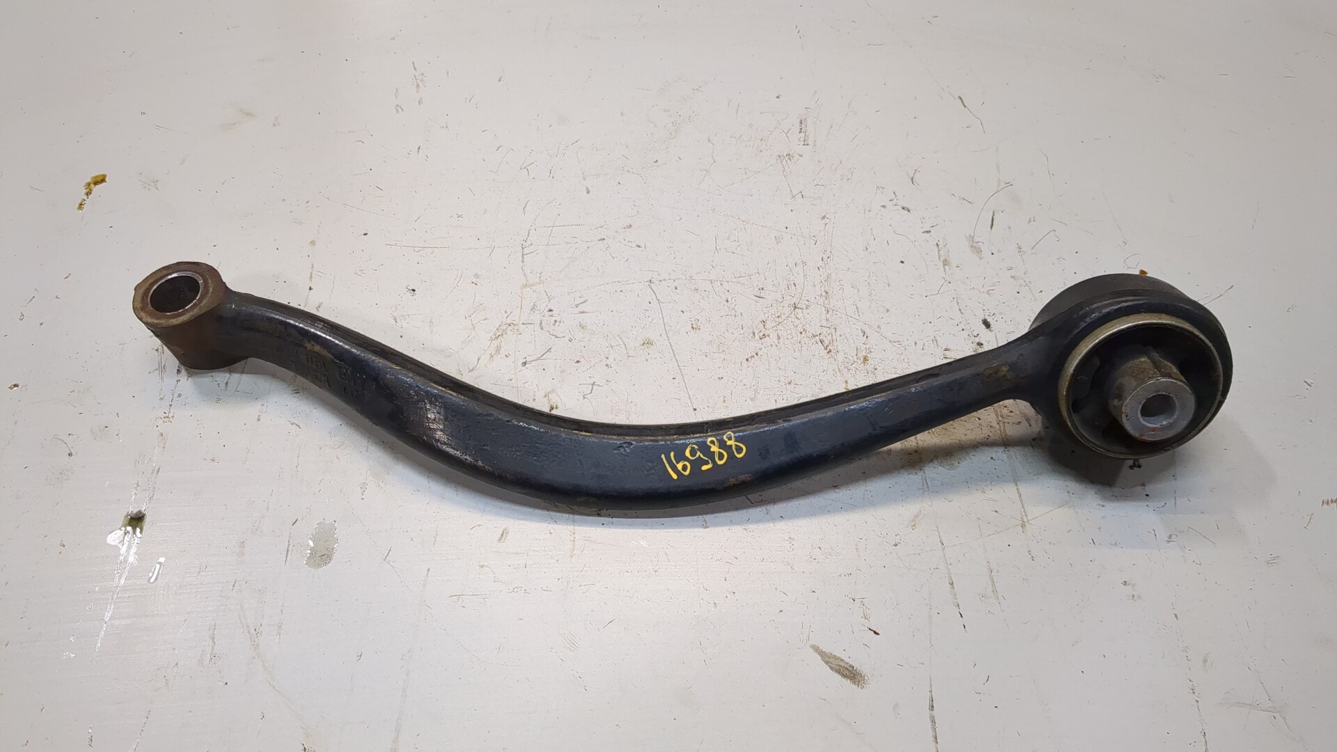 Рычаг передний левый