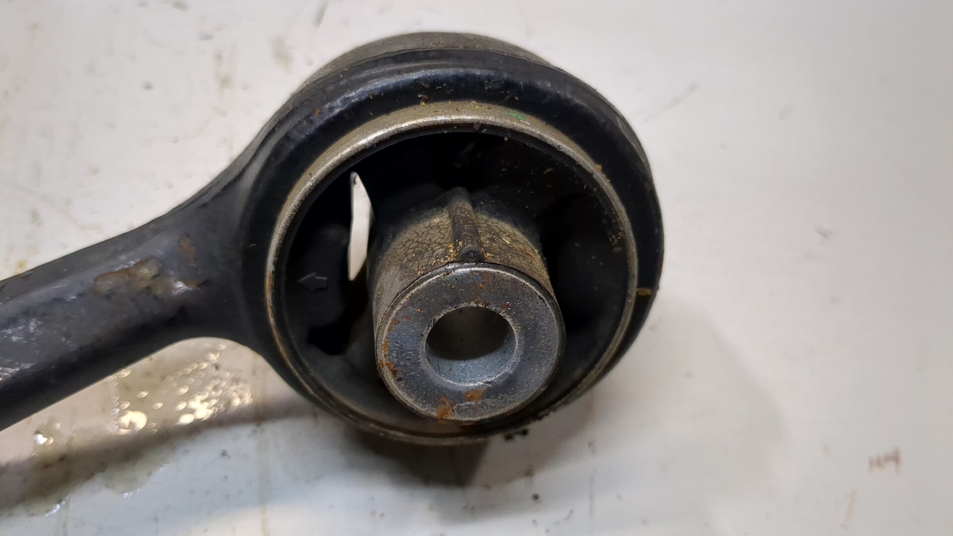 Рычаг передний левый