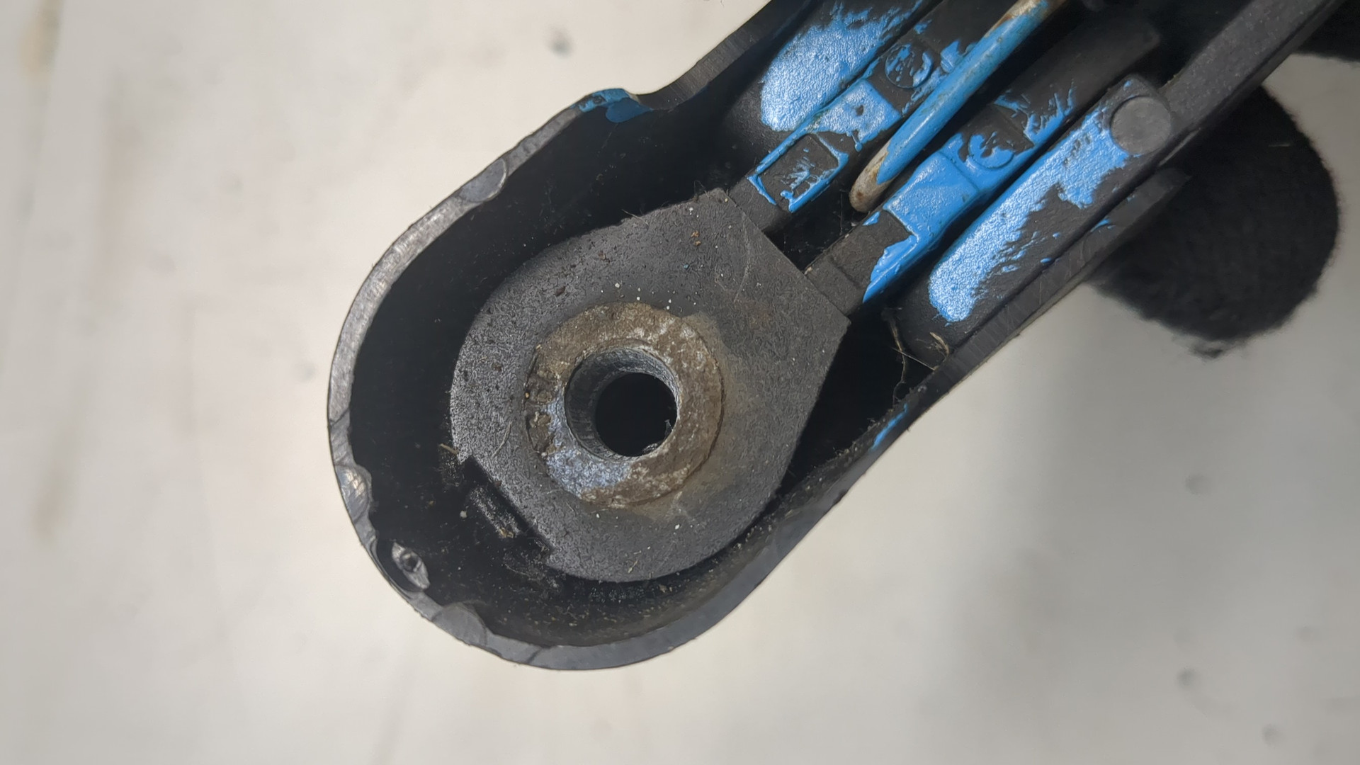 Поводок стеклоочистителя заднего