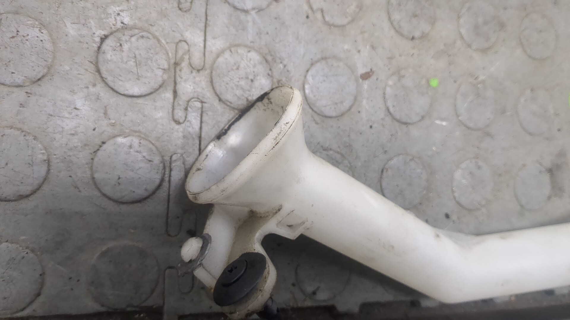 Горловина бачка омывателя