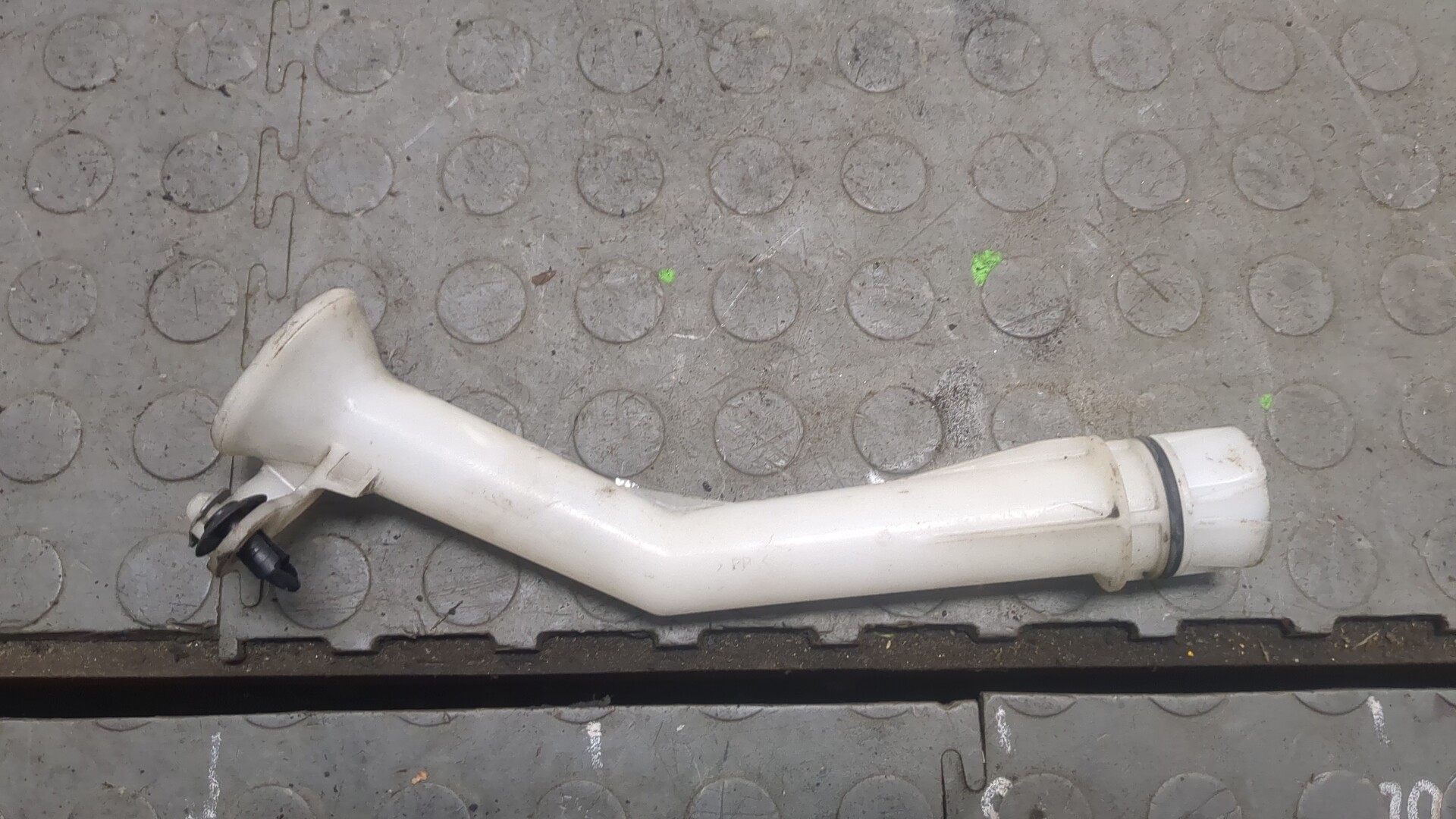 Горловина бачка омывателя