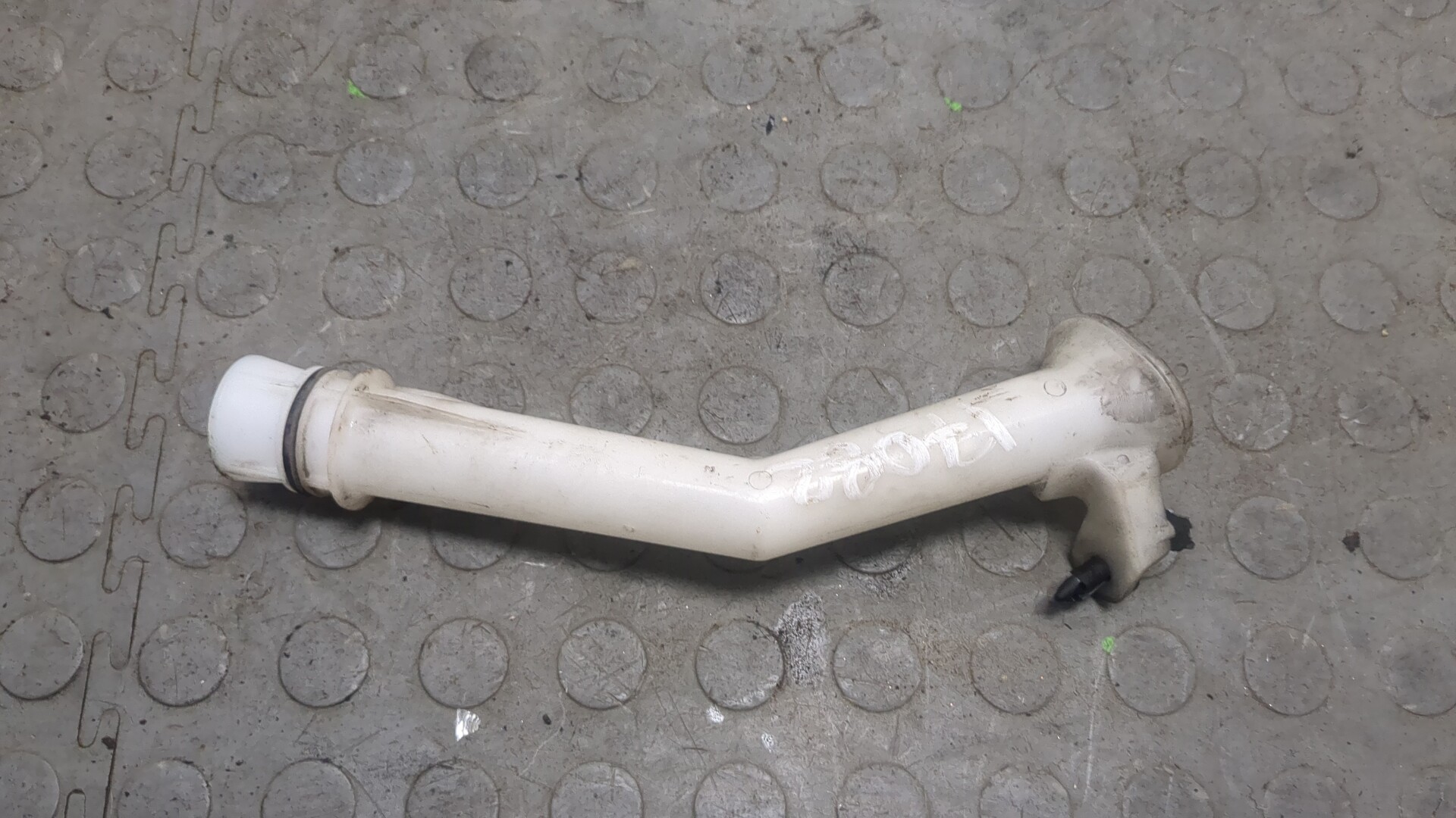 Горловина бачка омывателя