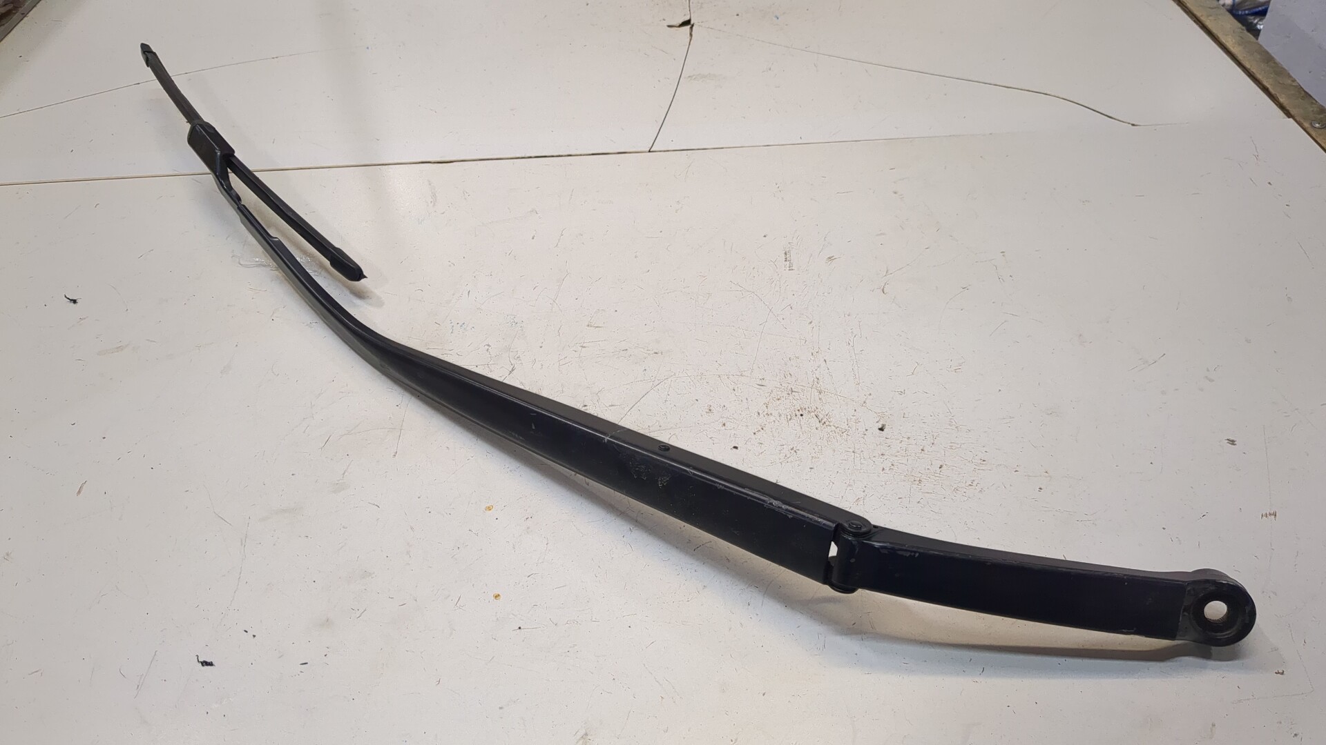 Поводок стеклоочистителя передний правый