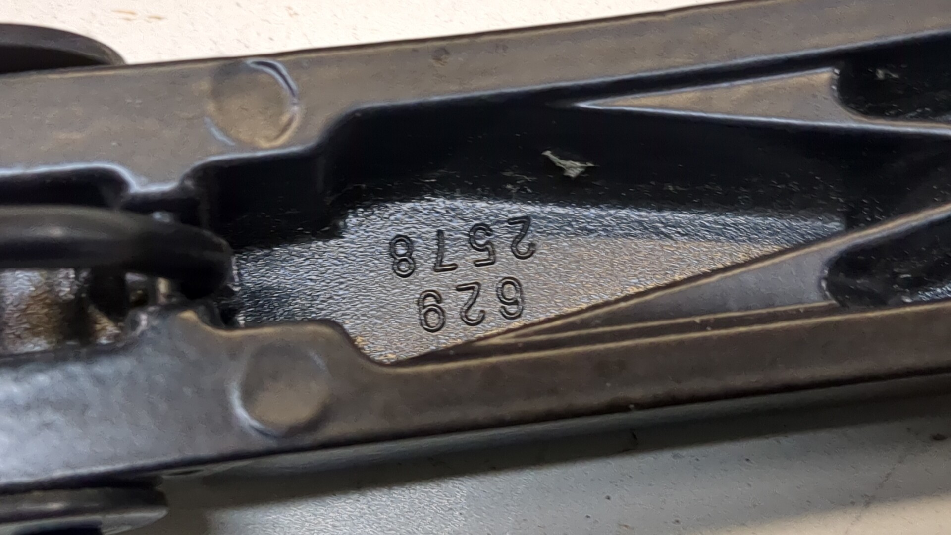 Поводок стеклоочистителя передний правый