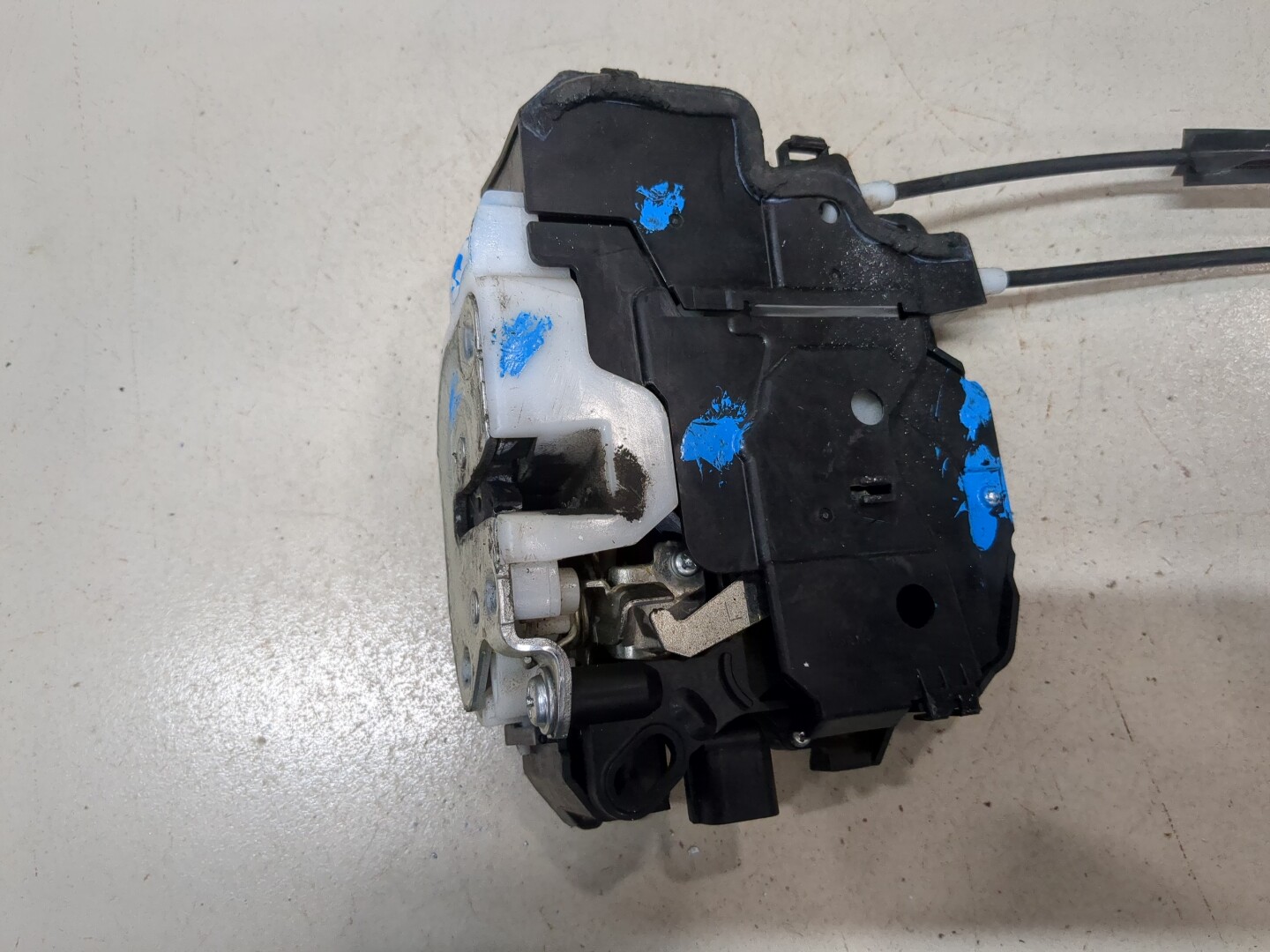 Замок двери передней левой