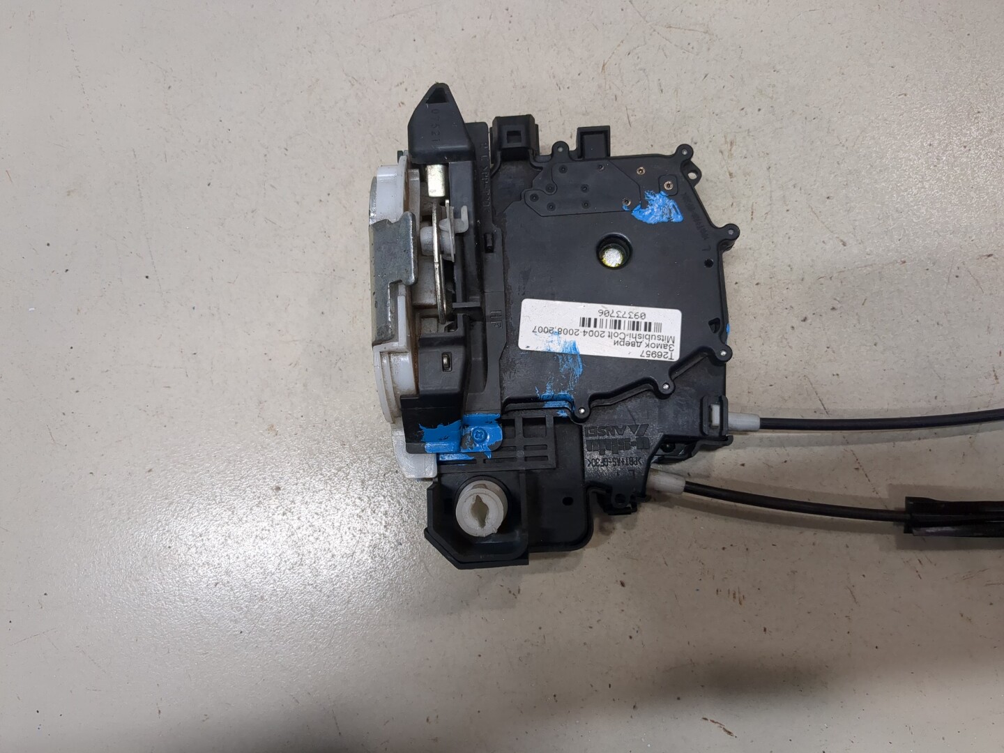 Замок двери передней левой