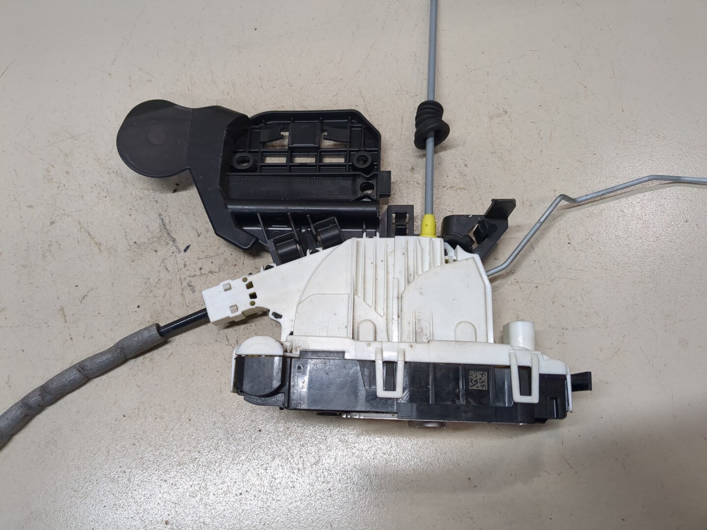 Замок двери передней левой