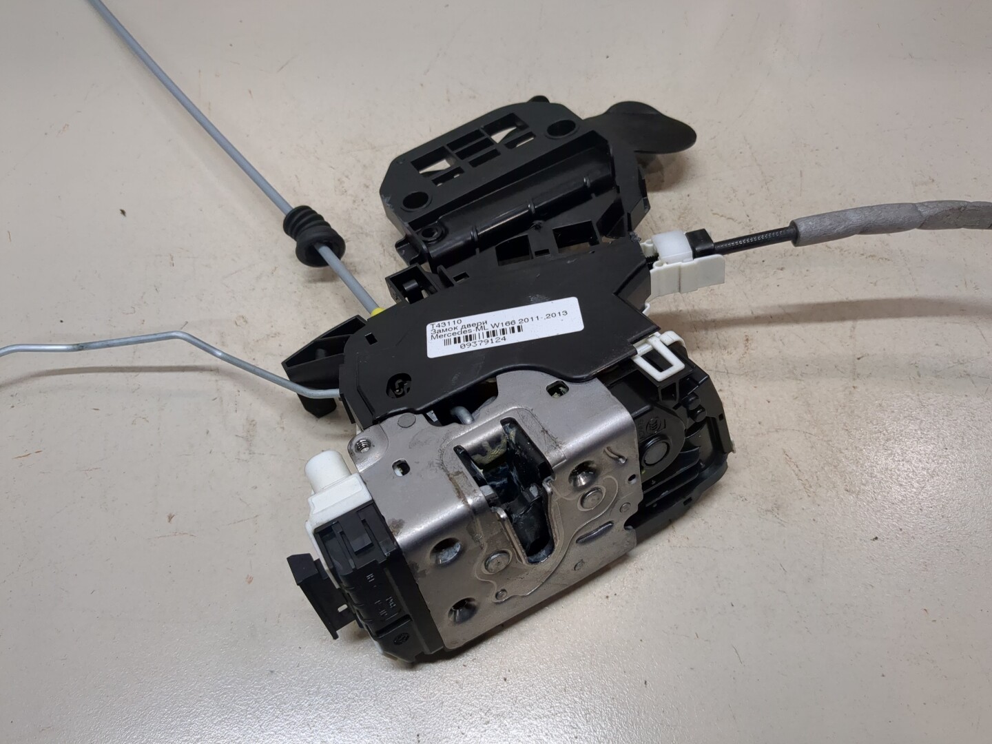 Замок двери передней левой