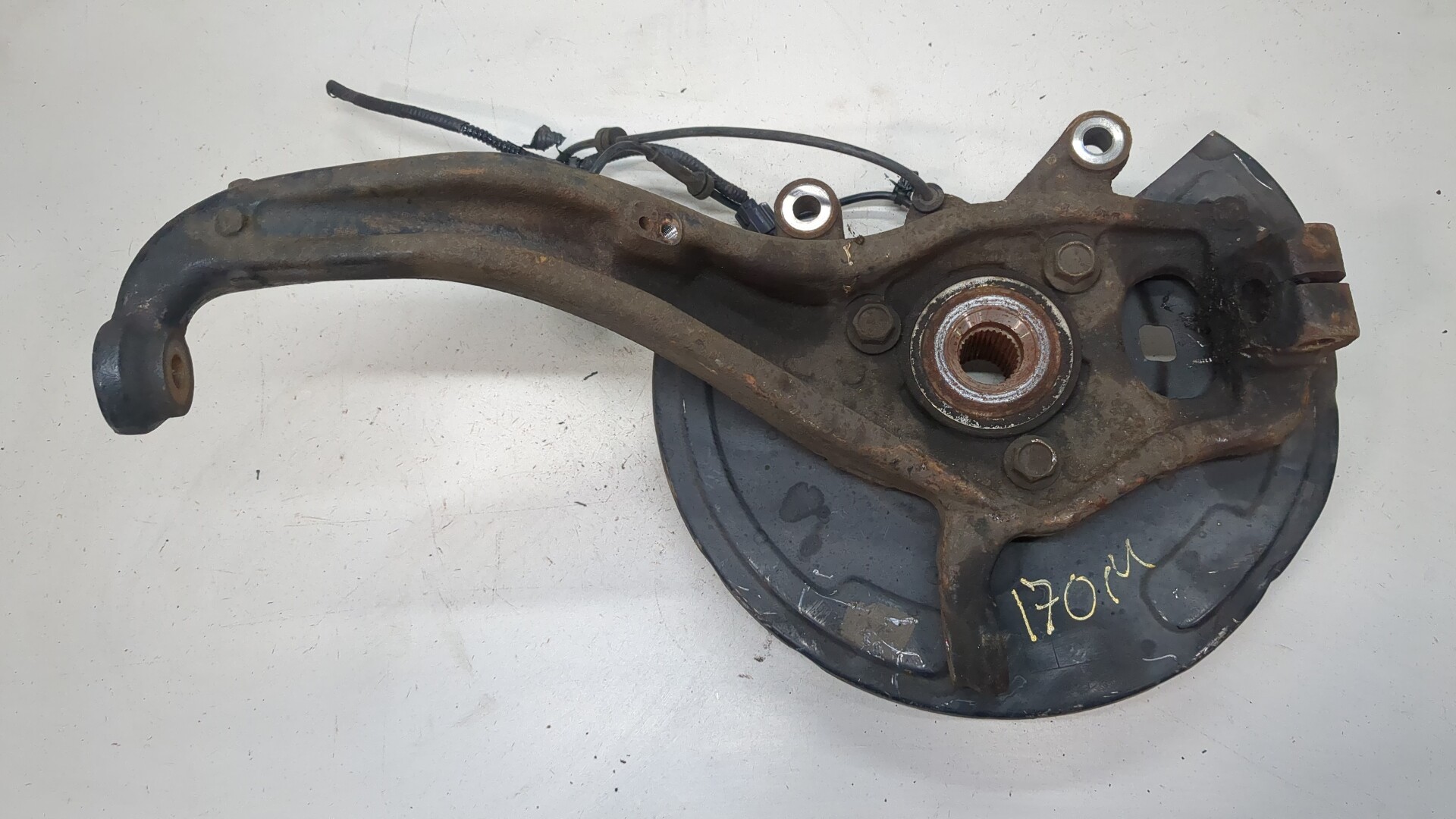 Кулак поворотный передний левый