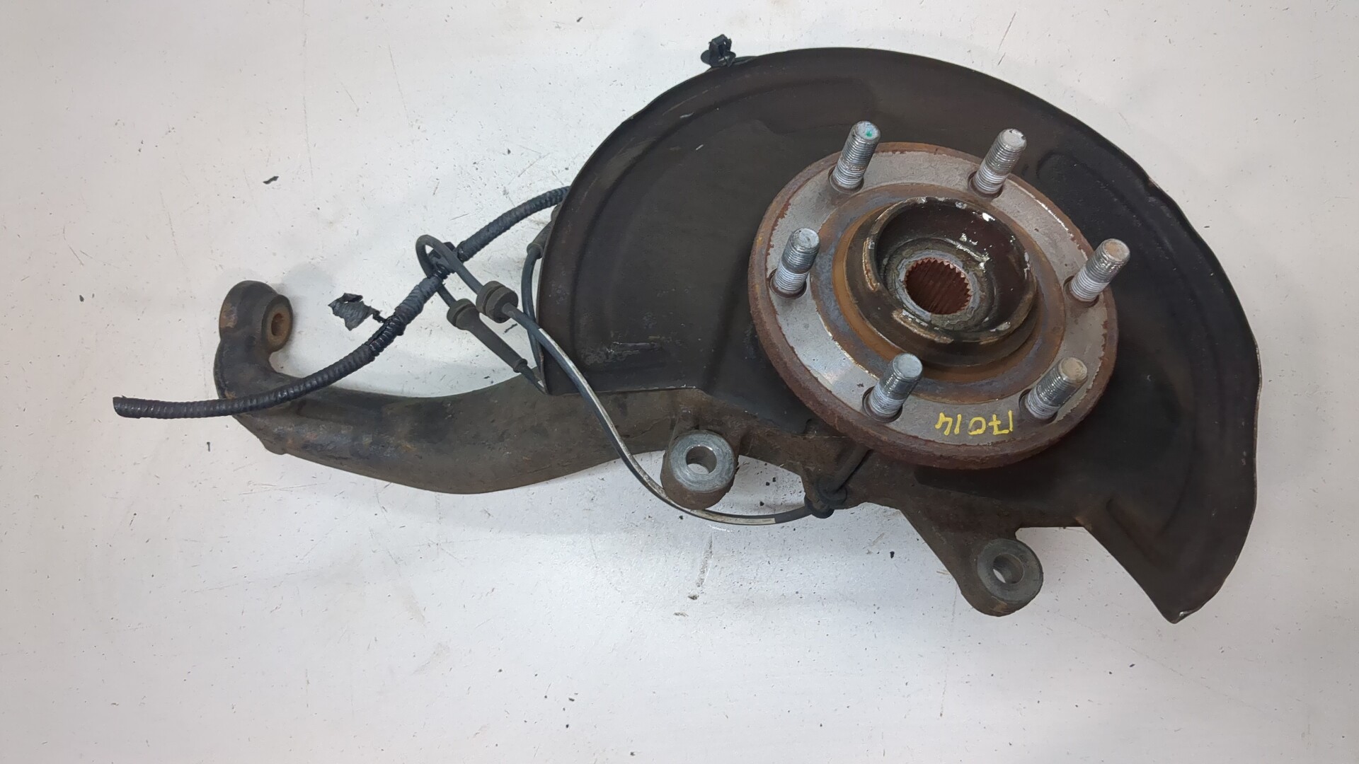 Кулак поворотный передний левый